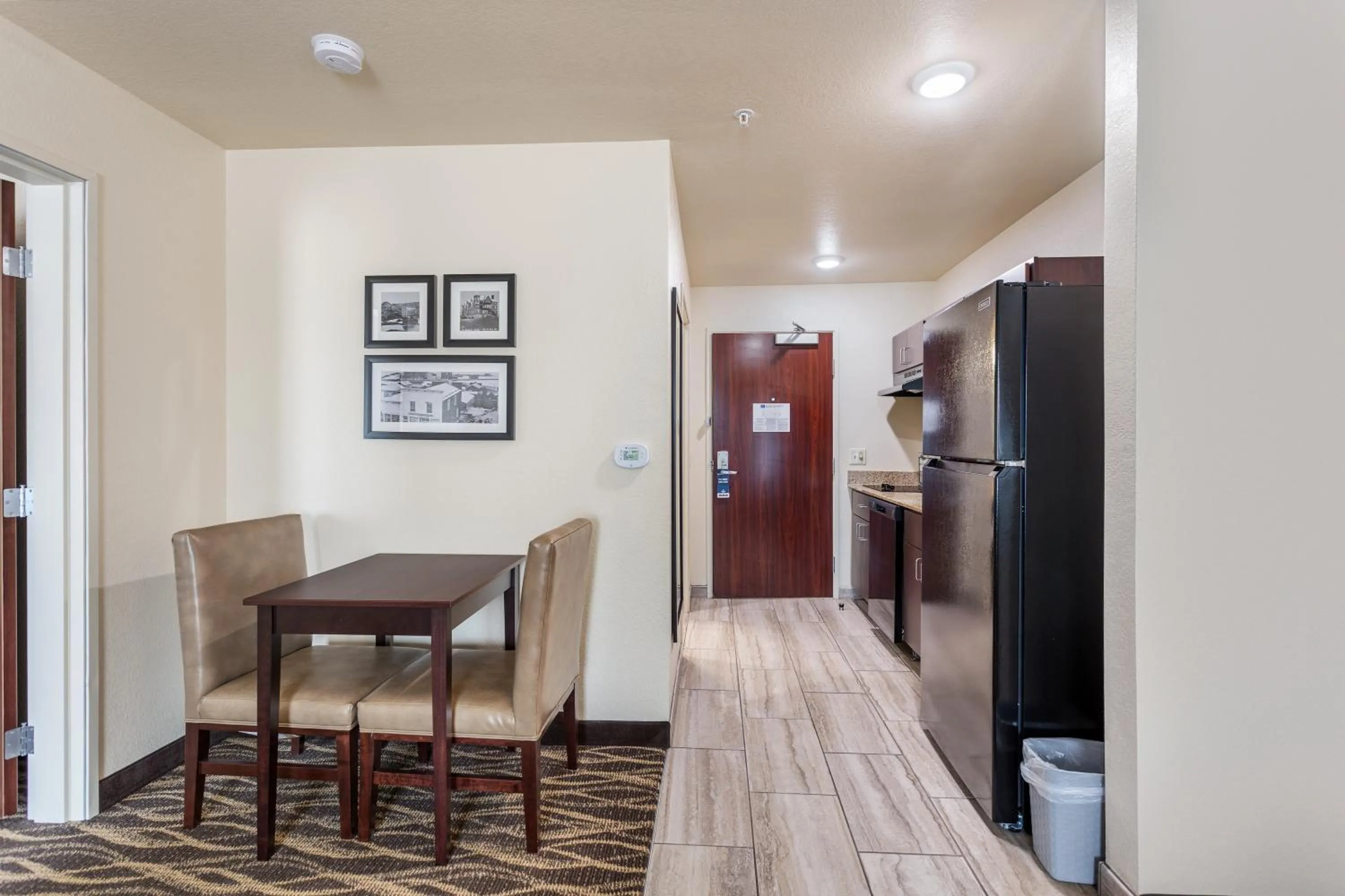 Kitchen or kitchenette in Cobblestone Hotel & Suites - De Pere Green Bay
