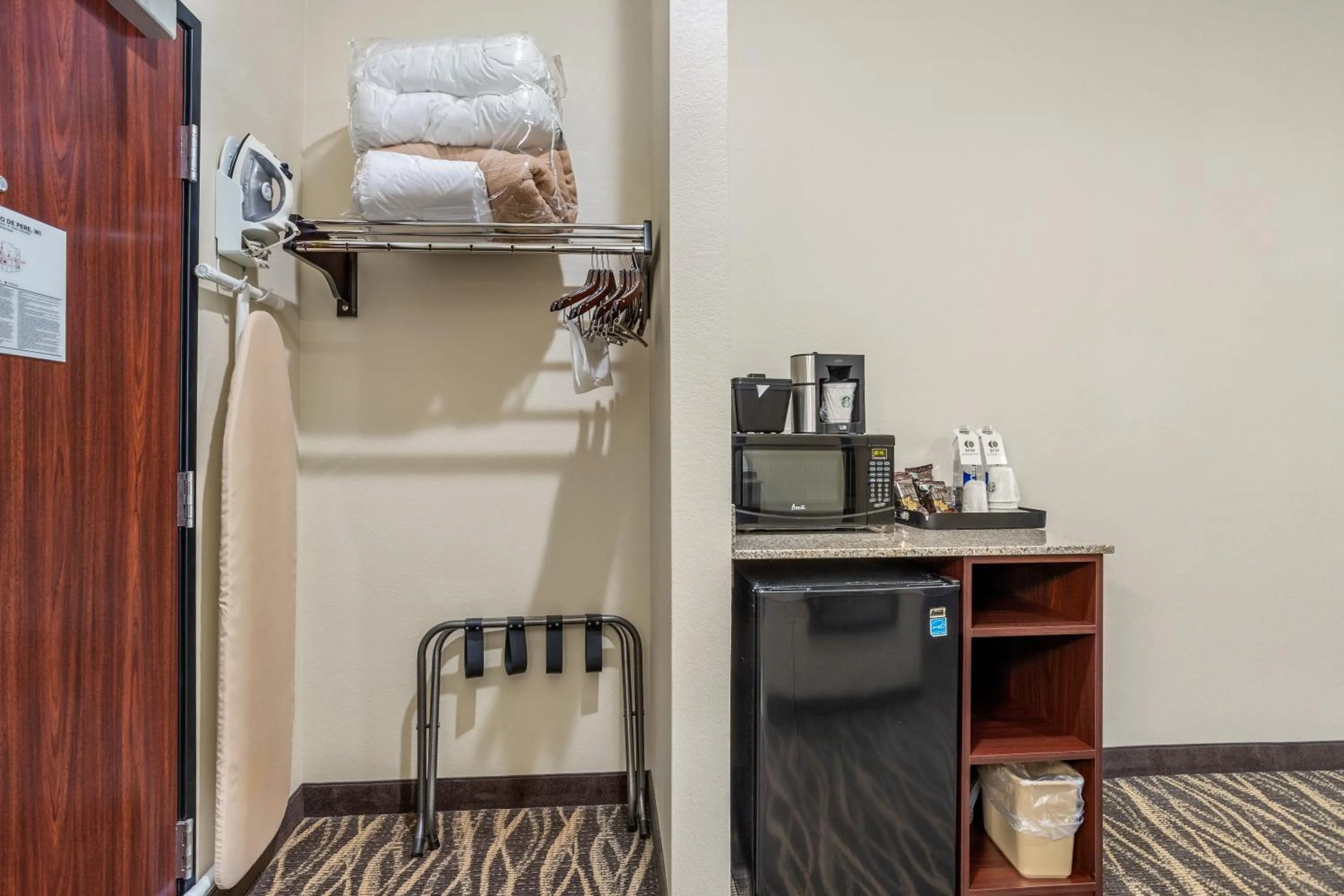 minibar in Cobblestone Hotel & Suites - De Pere Green Bay