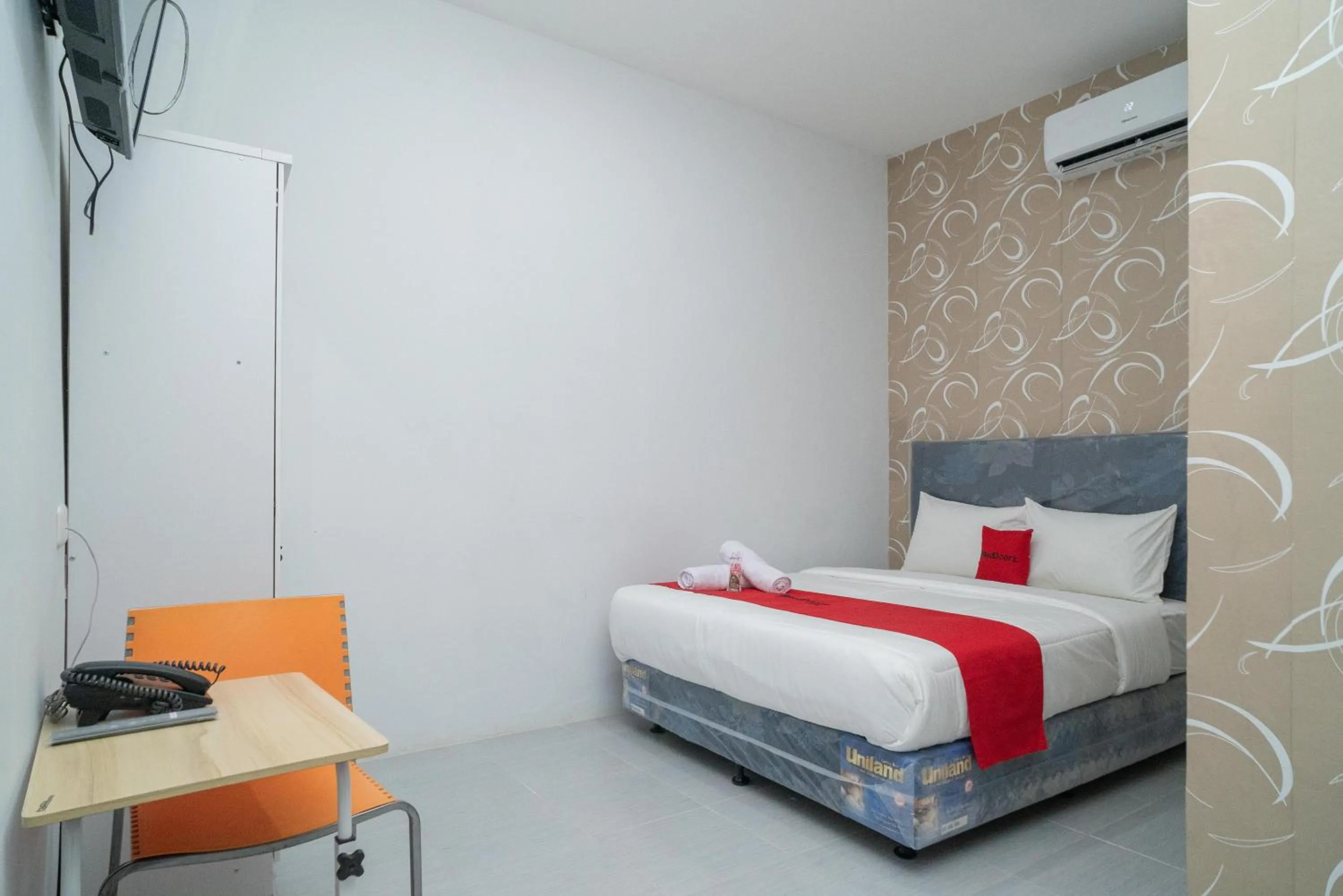 Bed in RedDoorz near Sarinah Jakarta