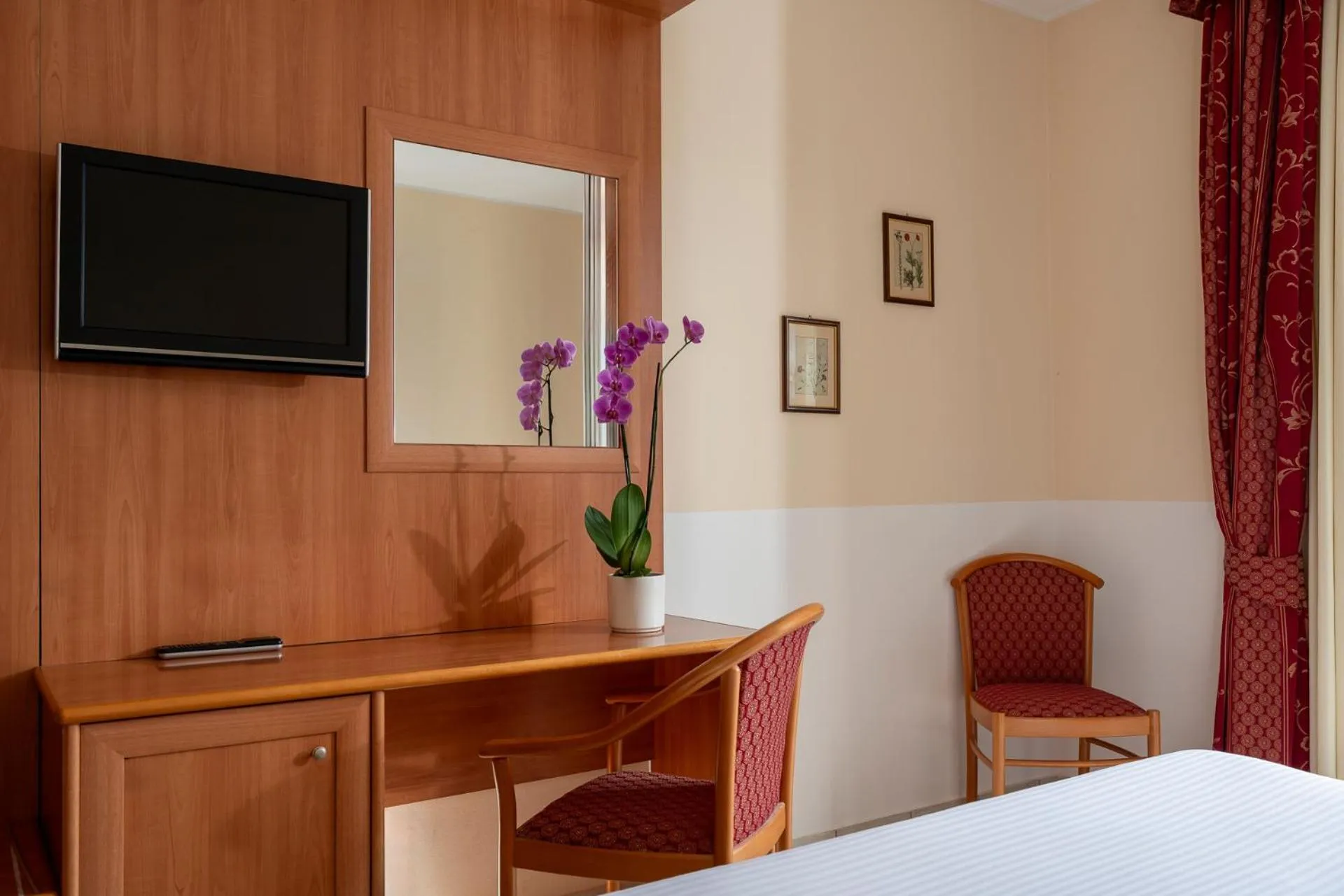 TV and multimedia, Bed in Hotel Regina