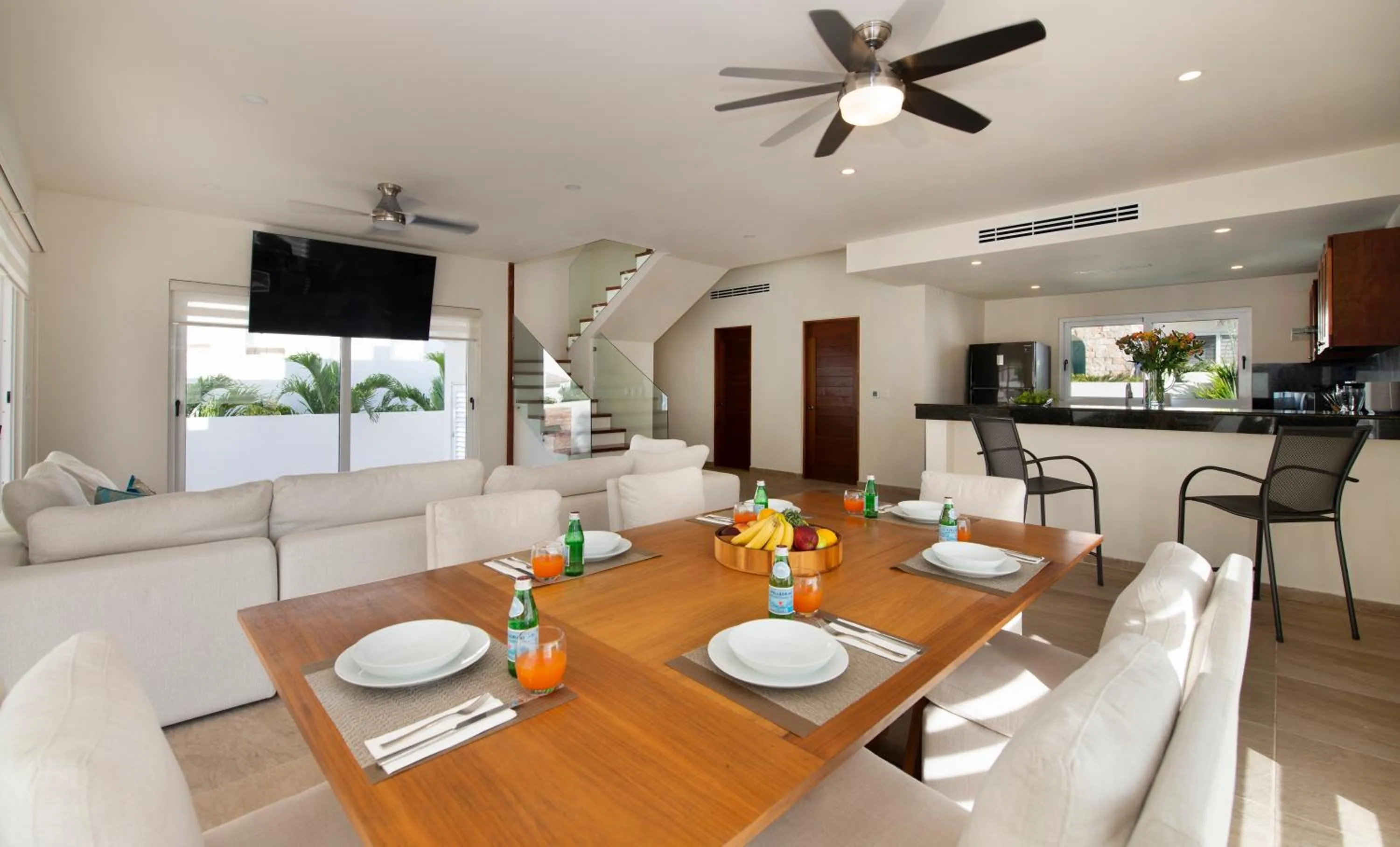 Dining area in CASA REYES Stunning Rooftop Oceanview