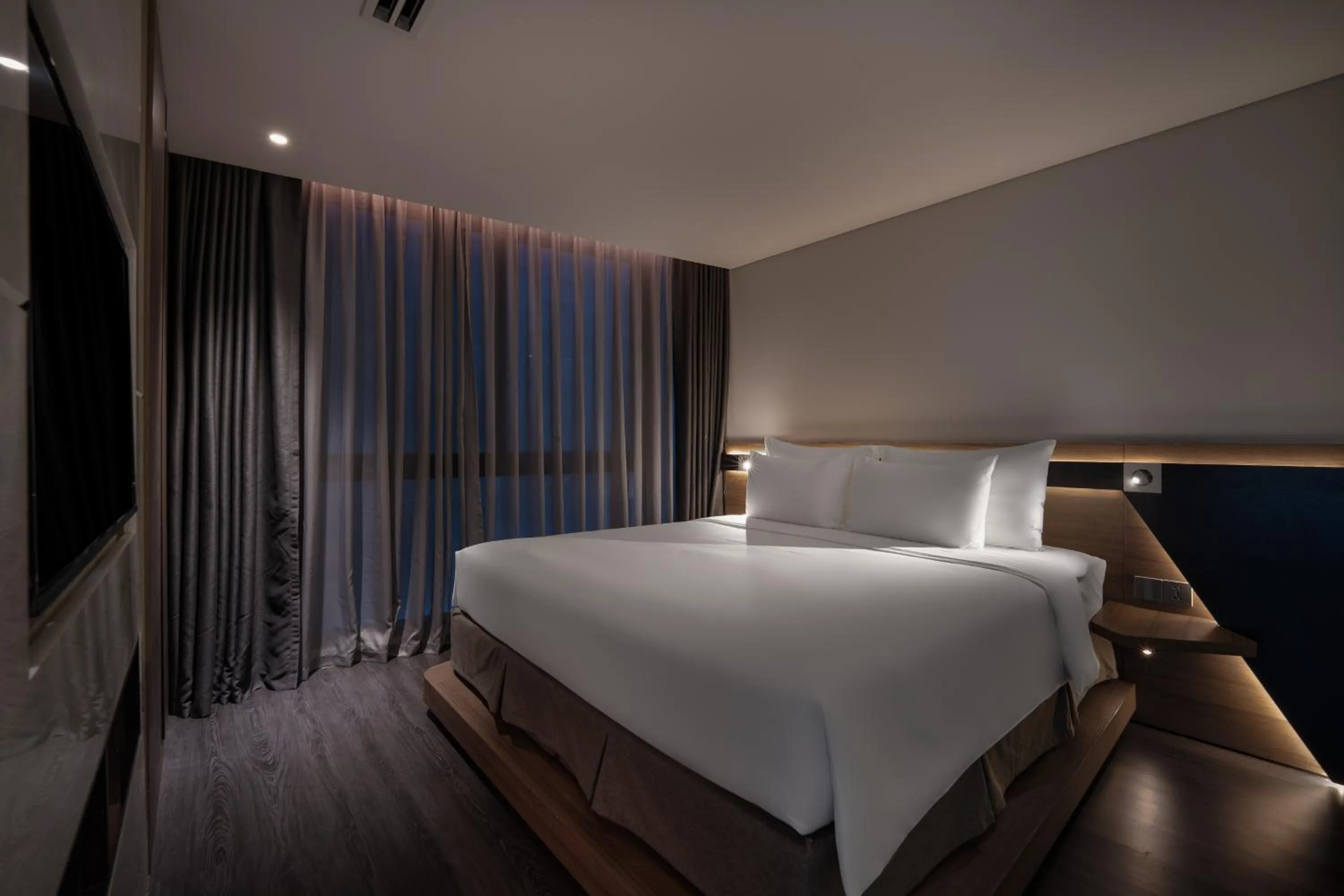 Property building, Bed in Draco Hotel & Suites