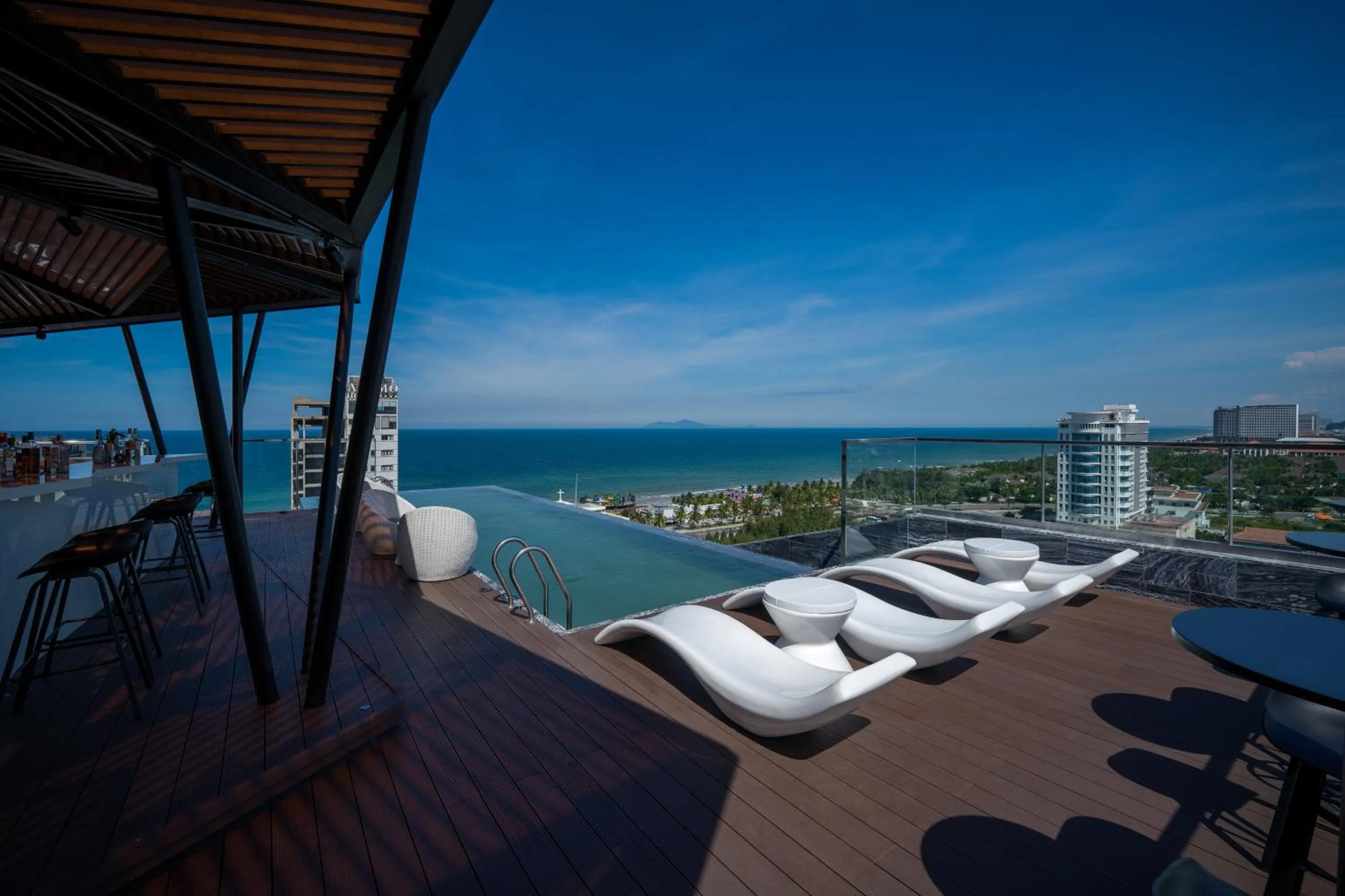 Swimming pool in Draco Hotel & Suites