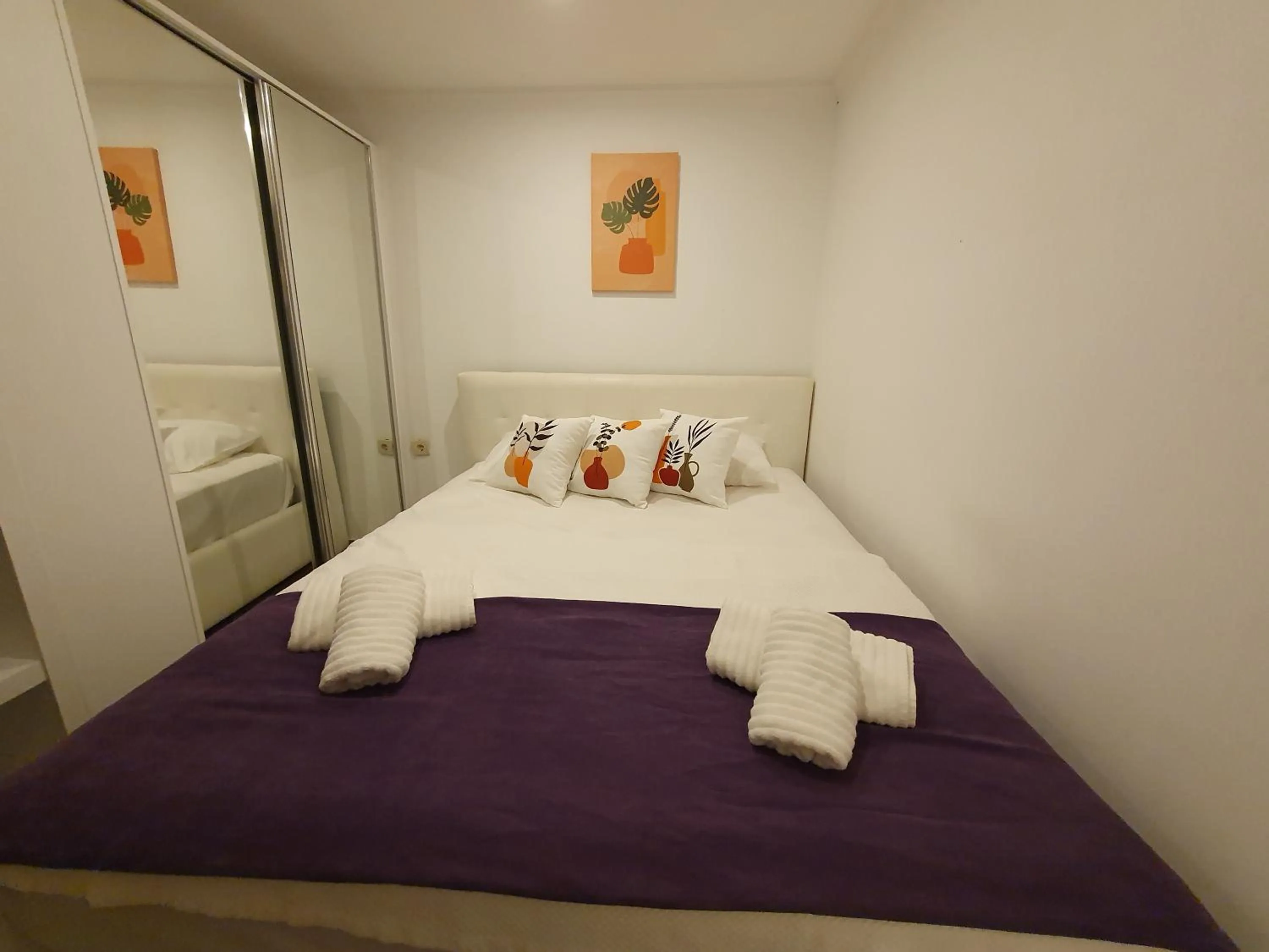 Bedroom, Bed in Leyla Suite