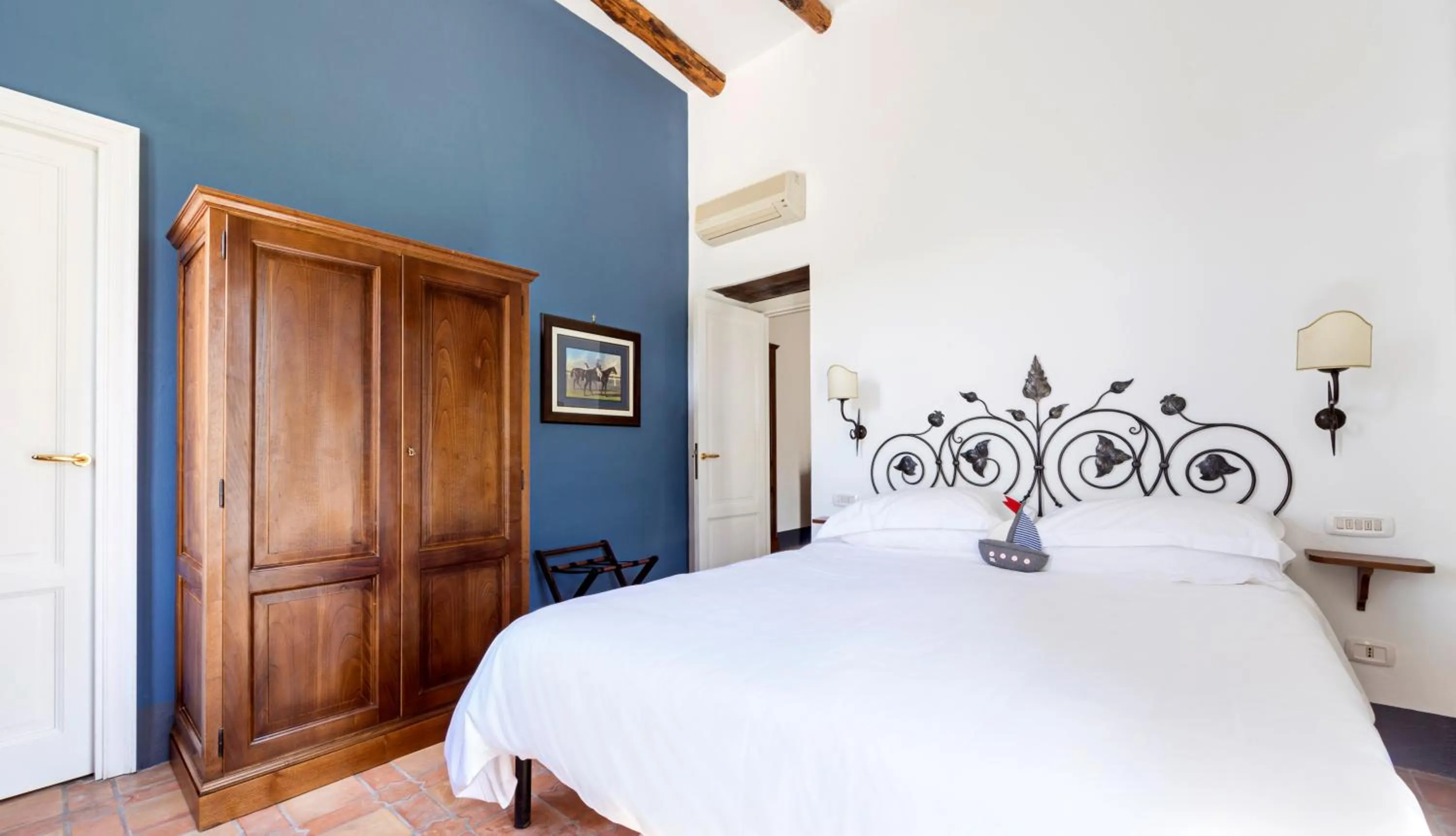 Photo of the whole room, Bed in Relais Regina Giovanna