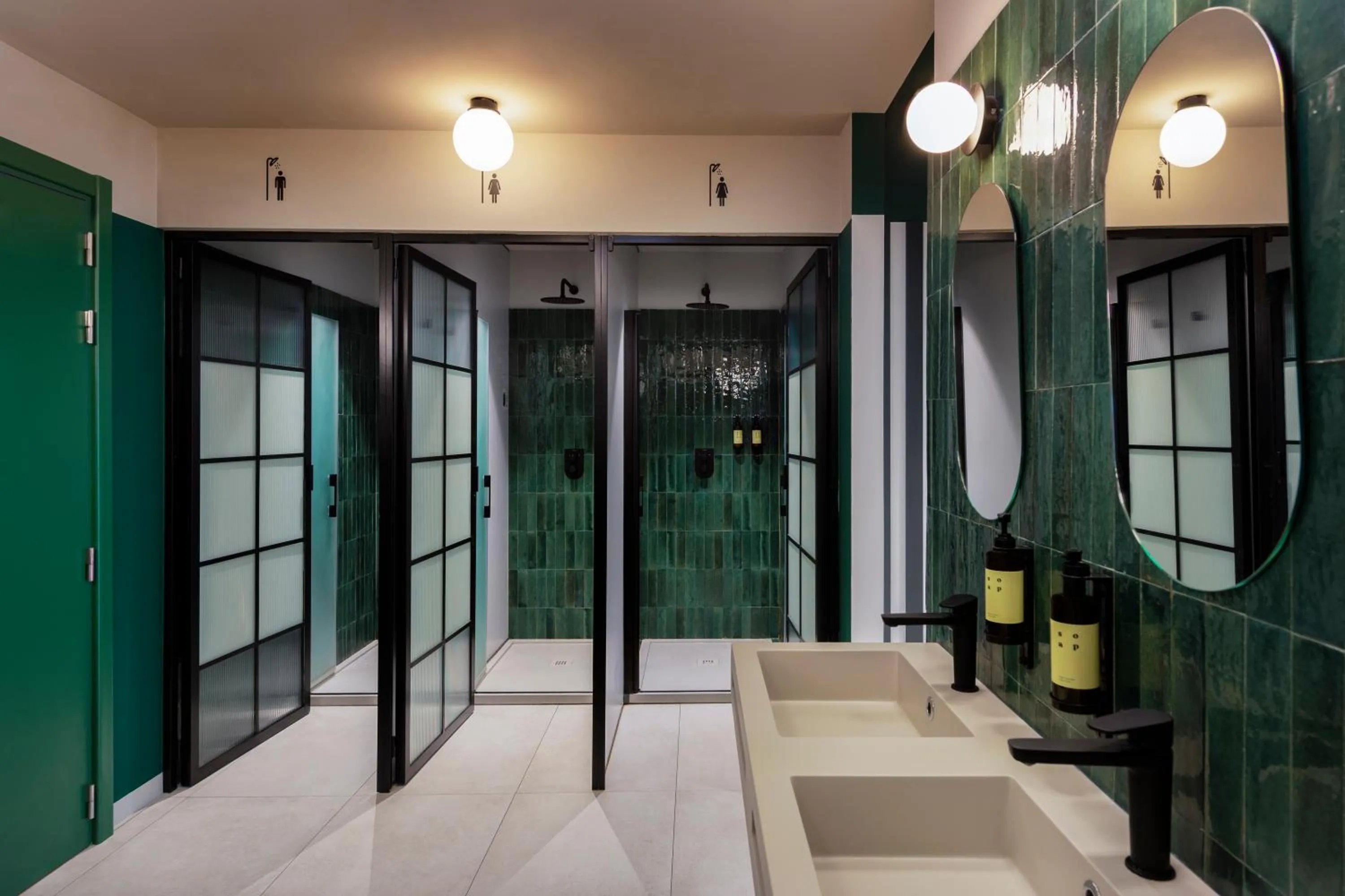 Shower in Coeo Pod Hostel Beatas