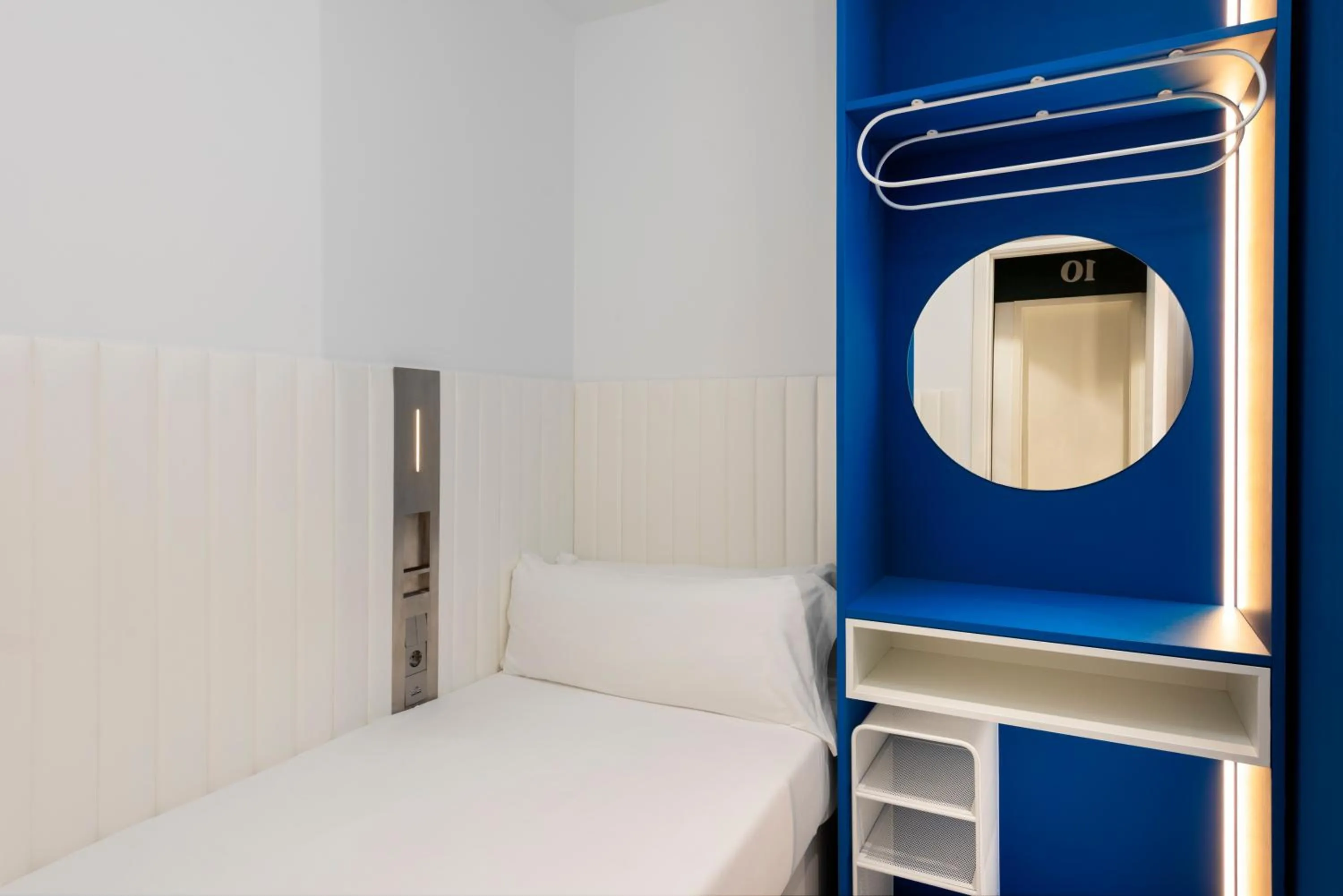 Photo of the whole room, Bed in Coeo Pod Hostel Beatas