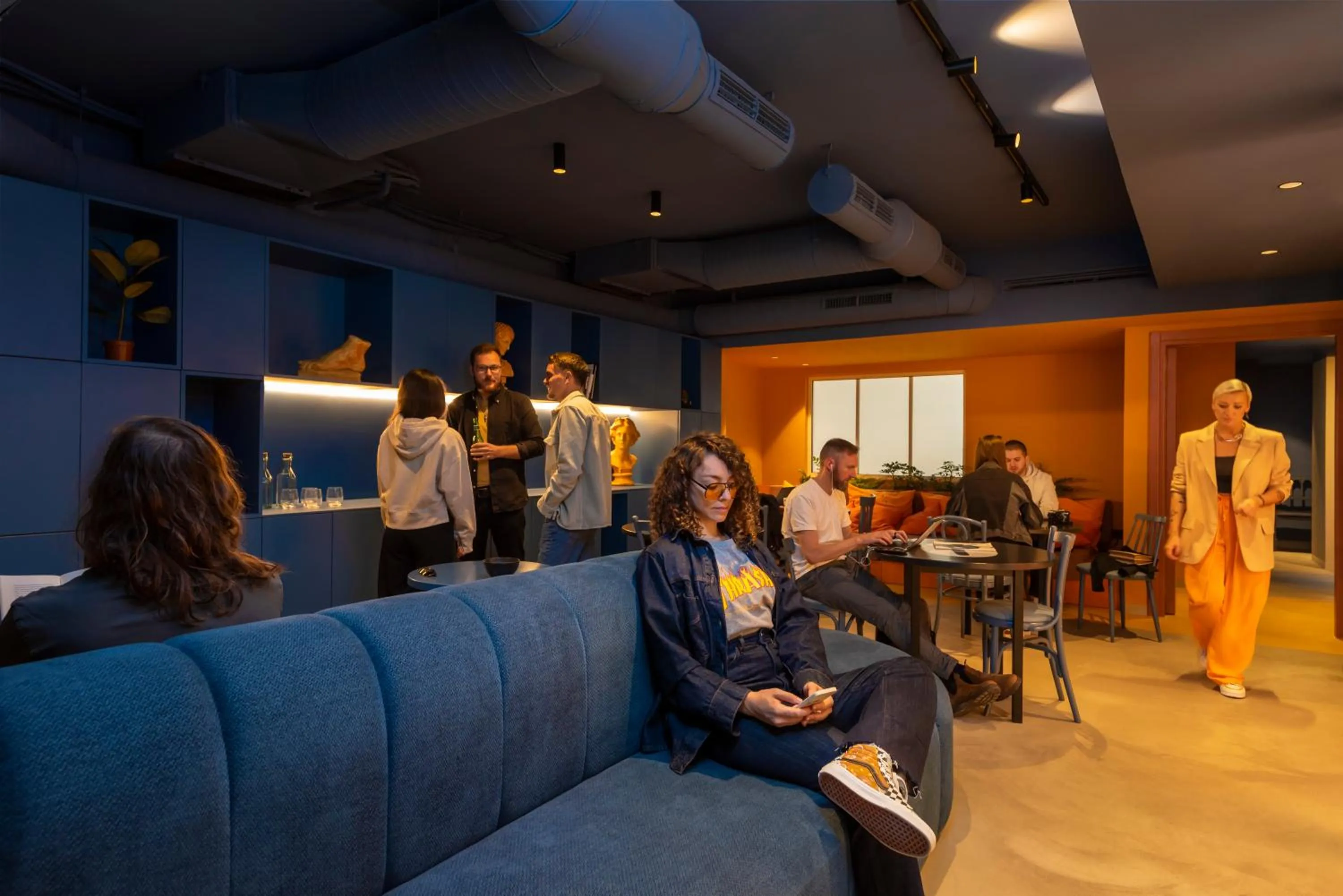 People in Coeo Pod Hostel Beatas