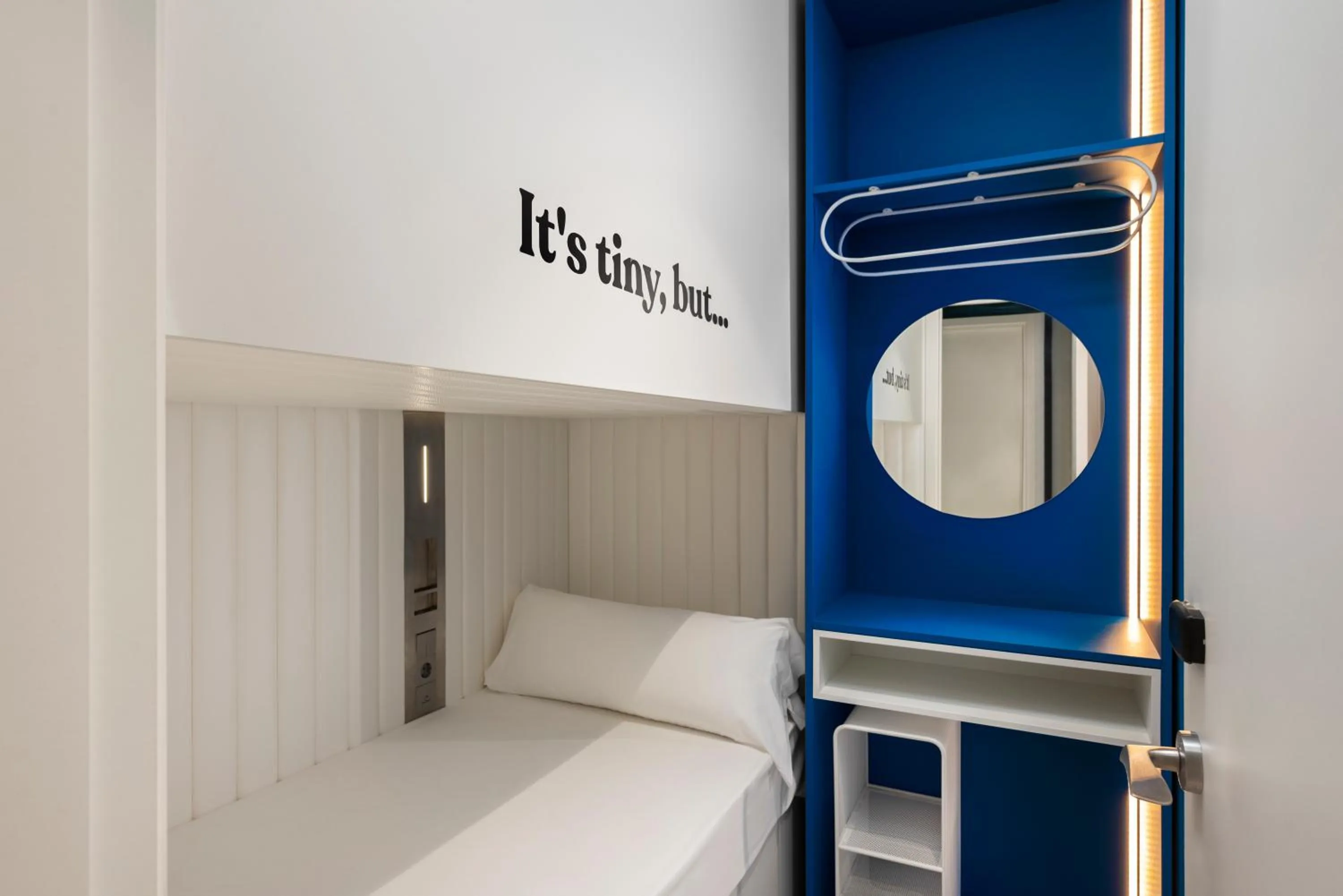 Photo of the whole room, Bed in Coeo Pod Hostel Beatas