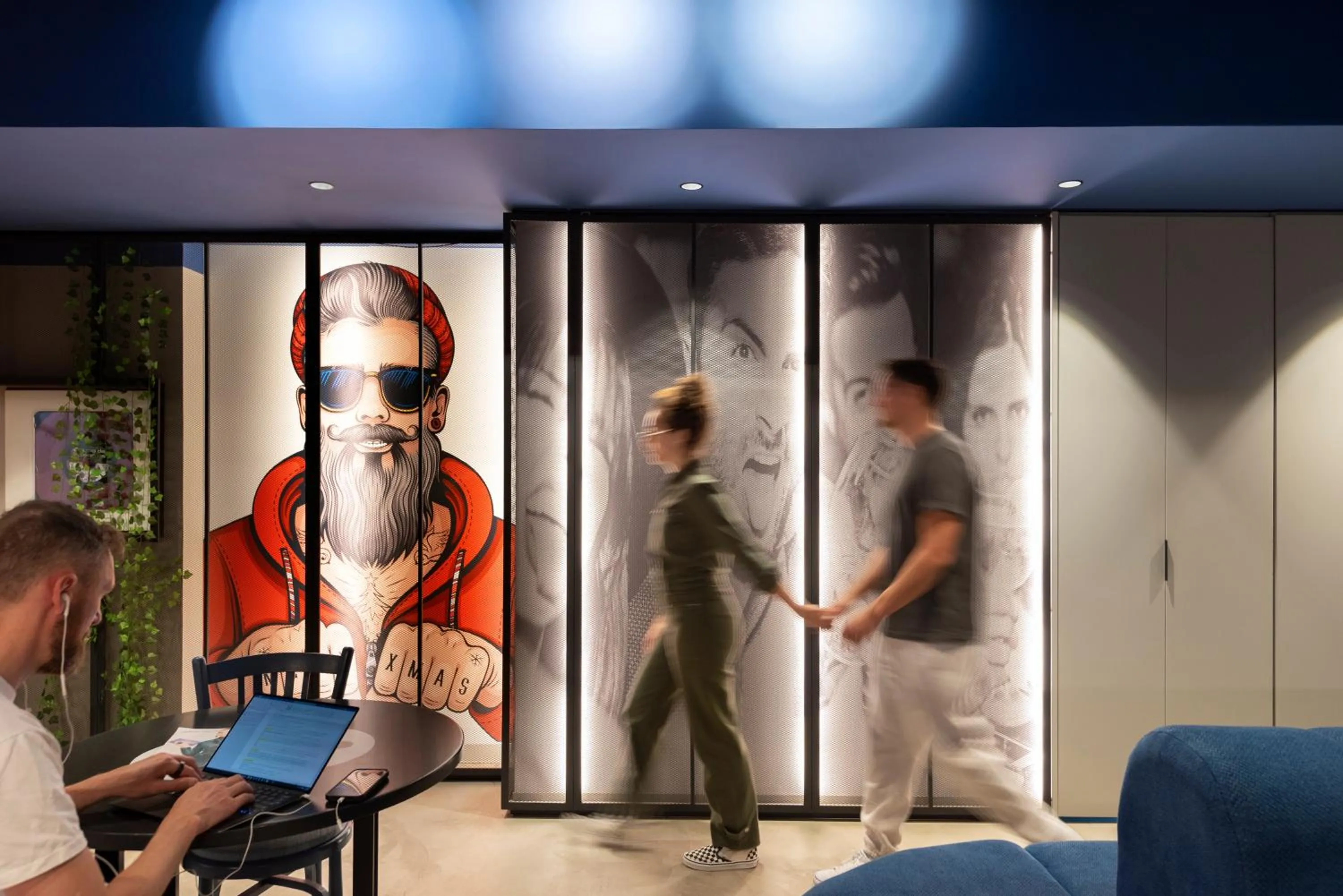 People in Coeo Pod Hostel Beatas