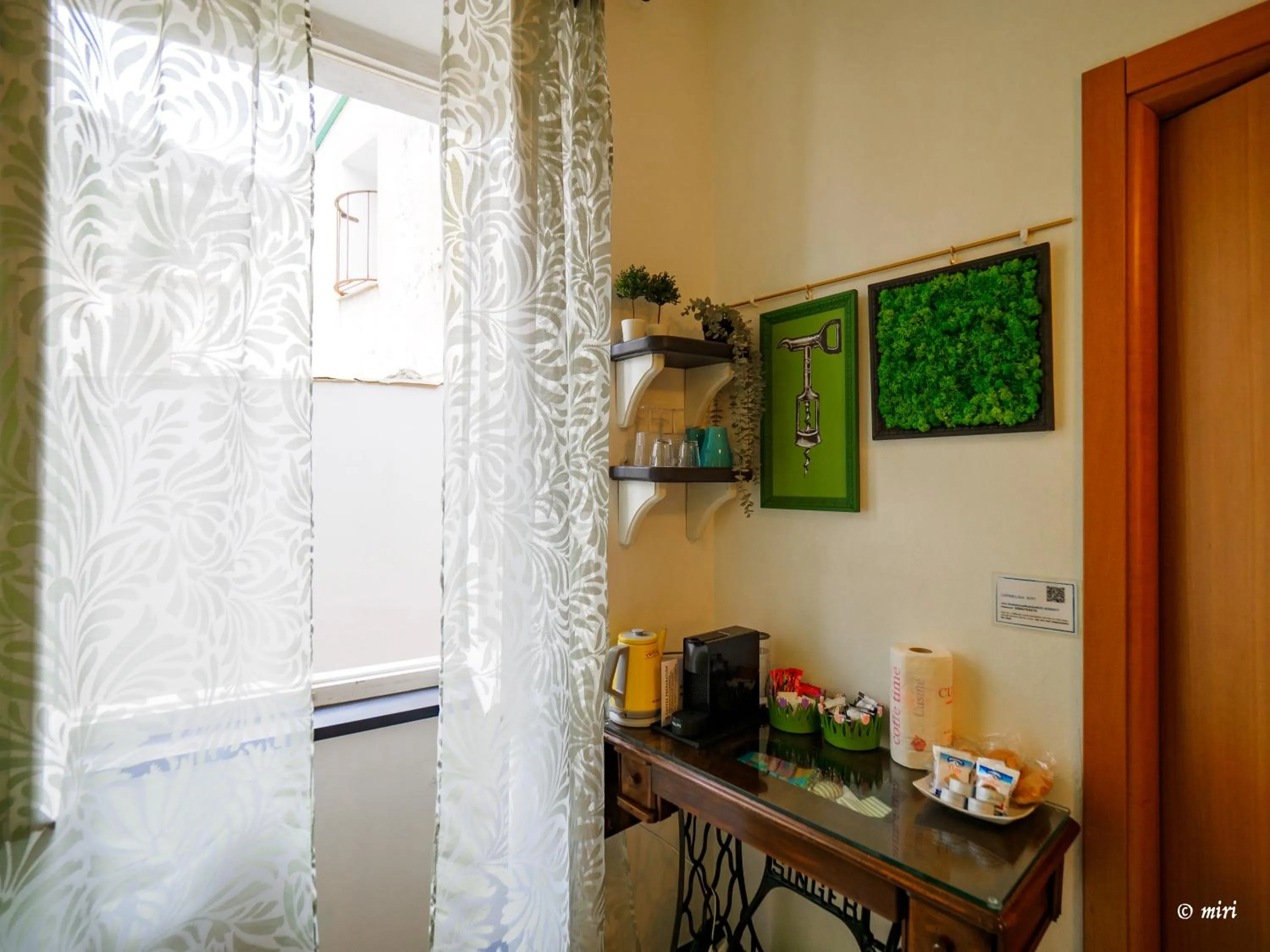 Food and drinks in Carmelina Tiny Village Room