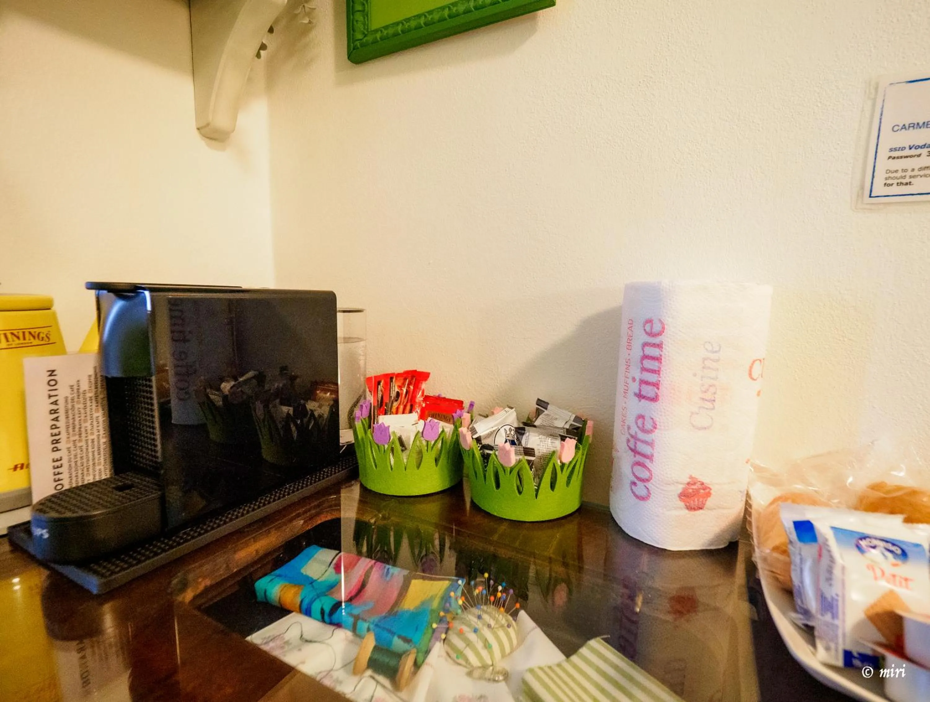 Coffee/tea facilities in Carmelina Tiny Village Room