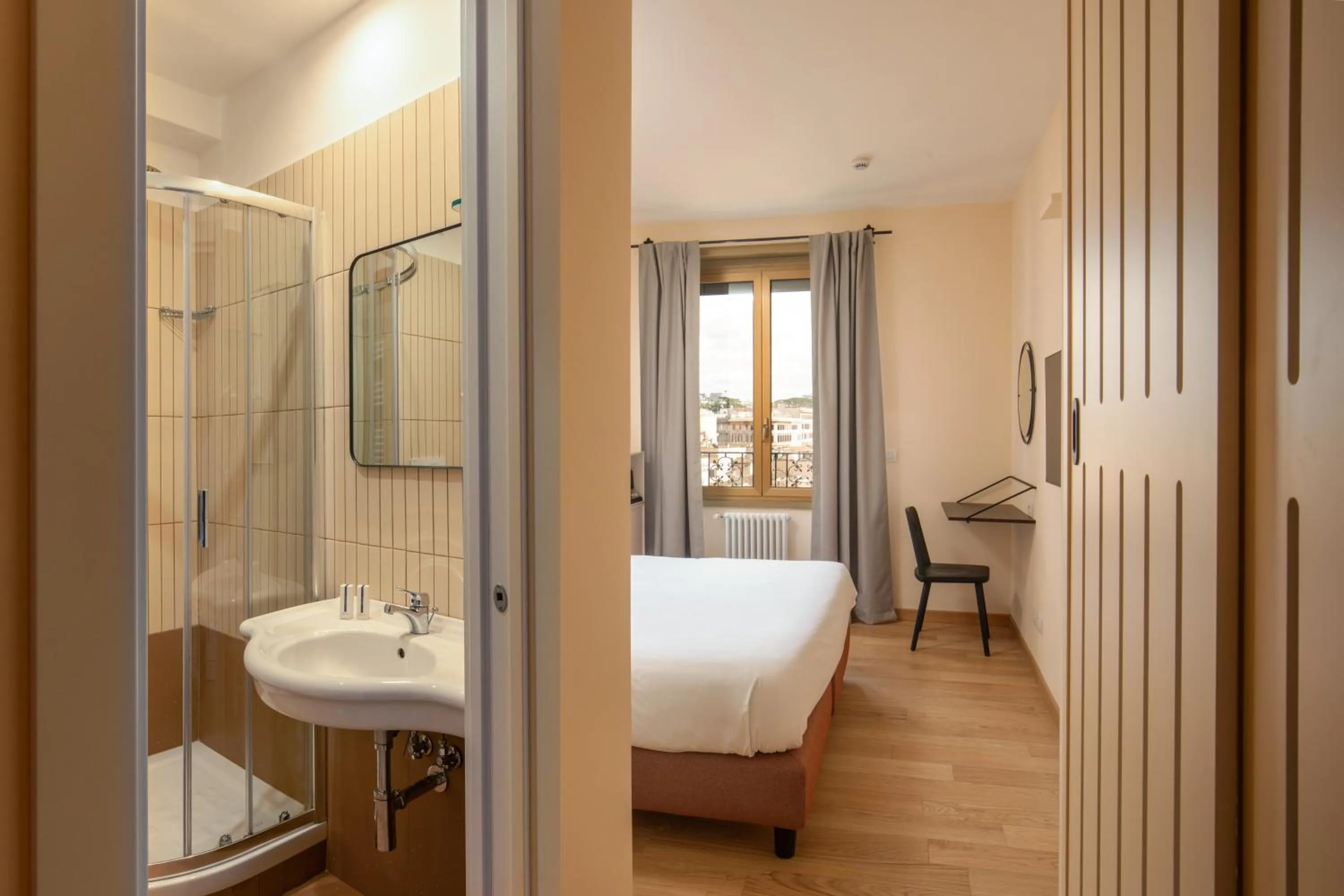 Shower, Bed in Hotel Colosseum