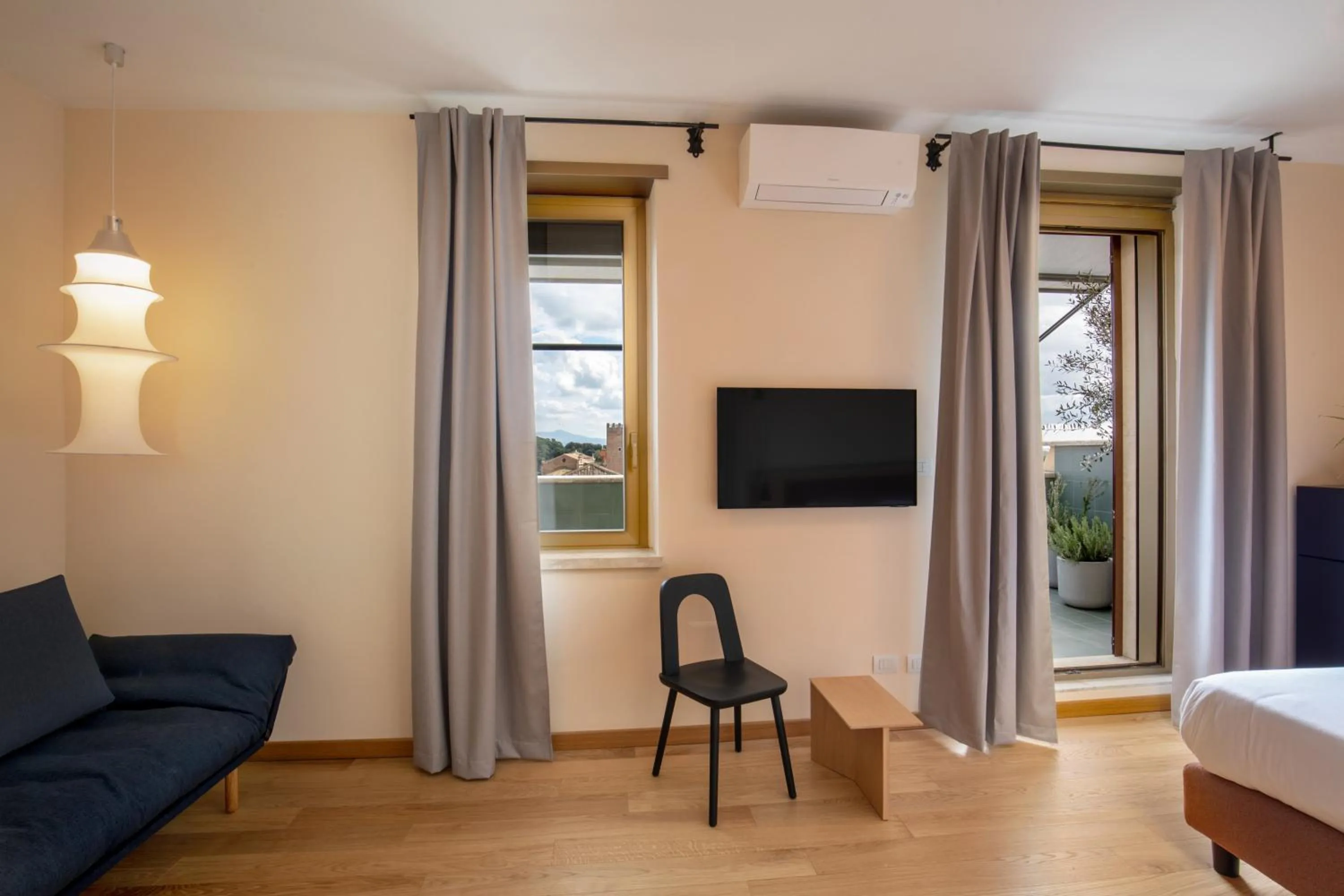 Seating area, Bed in Hotel Colosseum