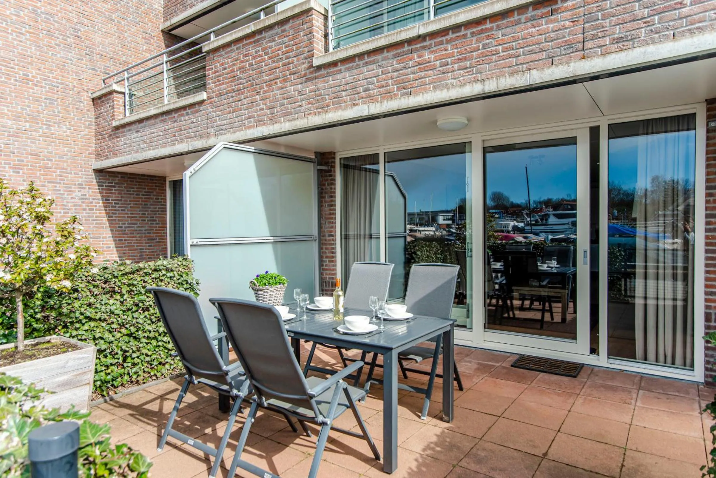 Apartment with Lake View in Kaag Resort