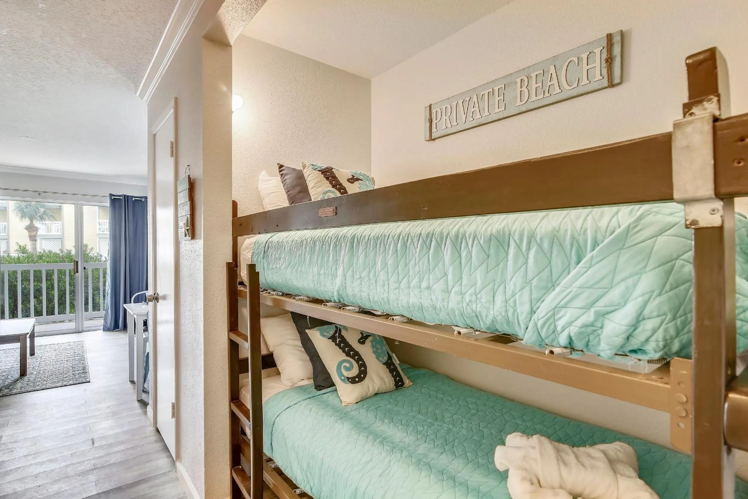 Bedroom, Bed in Victorian 7105-Sand Dollar