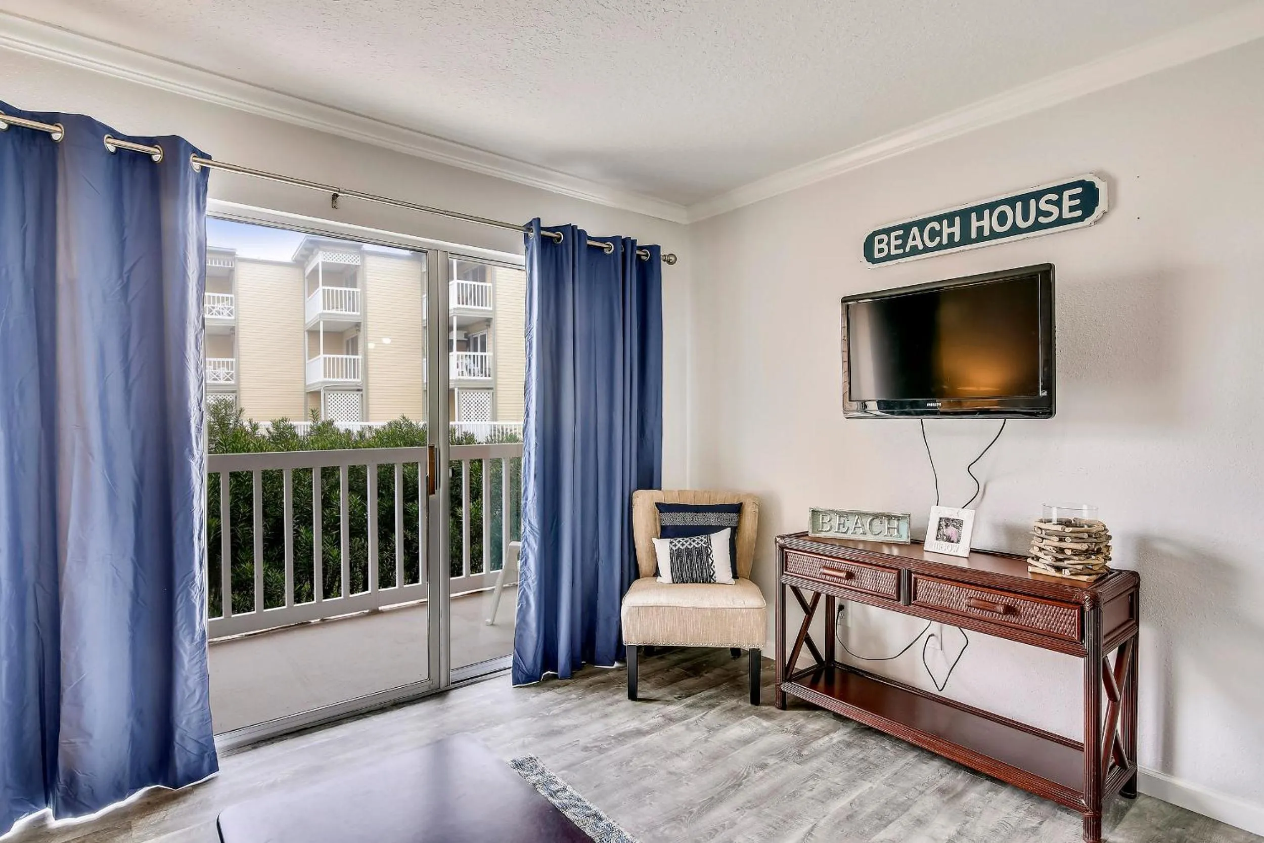 Living room in Victorian 7105-Sand Dollar
