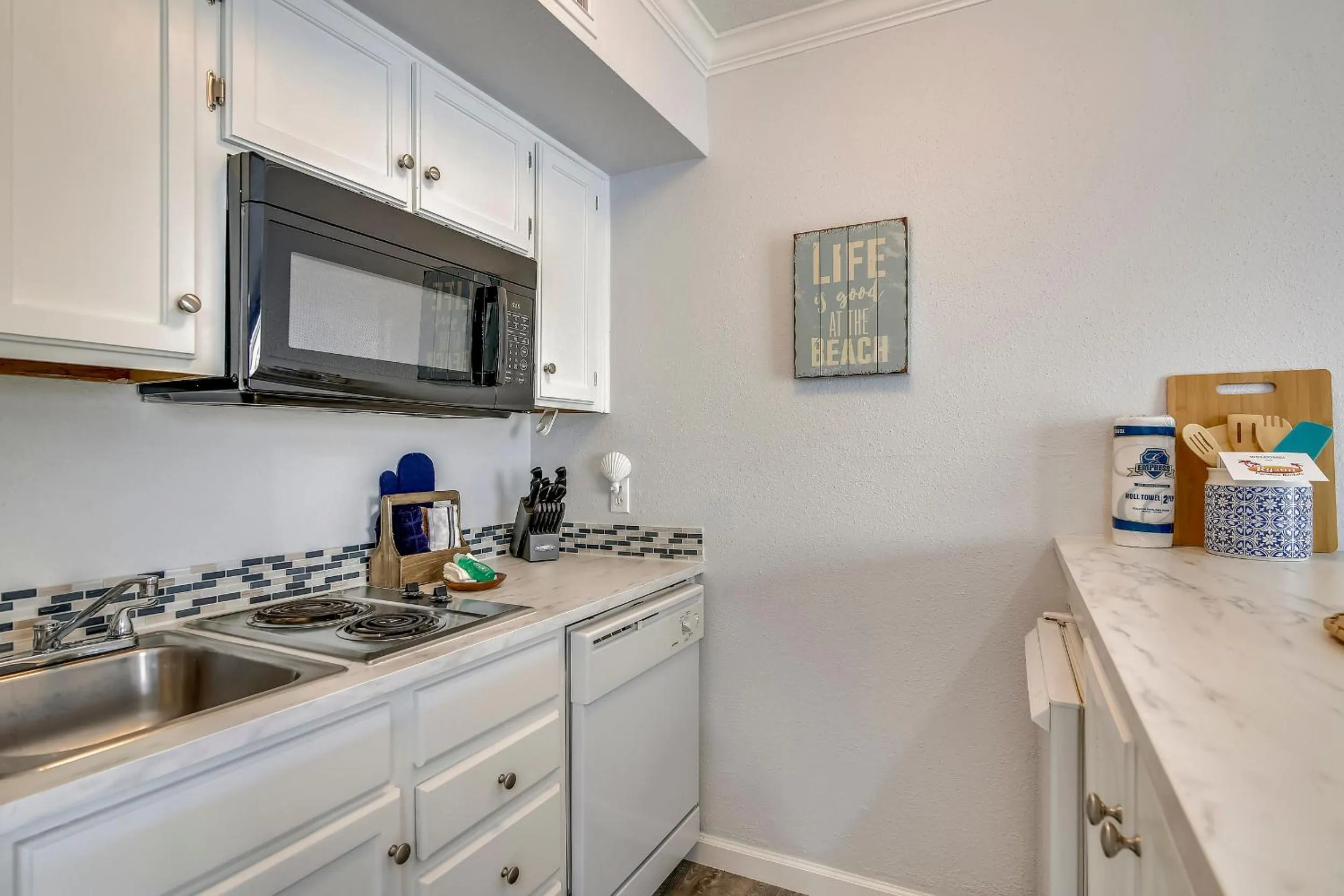 Kitchen or kitchenette in Victorian 7105-Sand Dollar