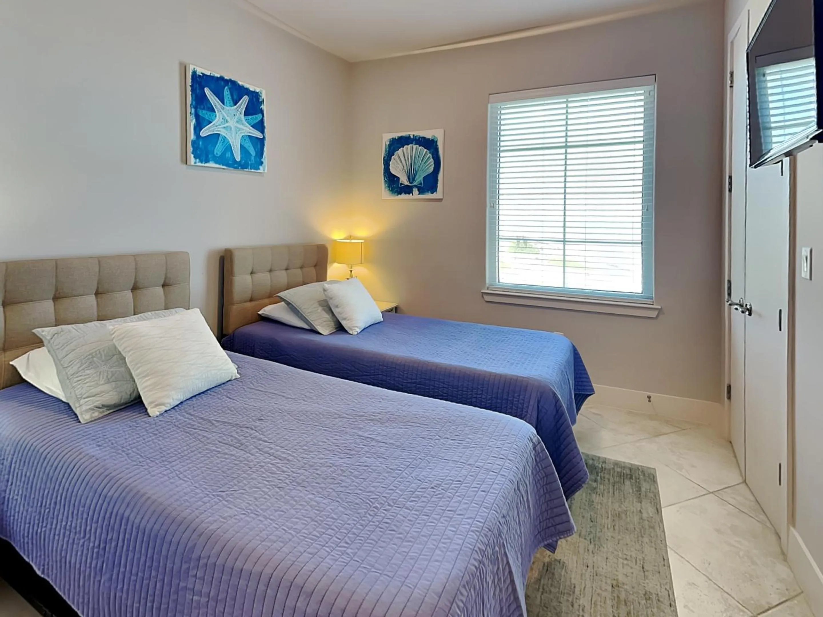 Property building, Bed in Diamond Beach 701-Queen of Diamonds