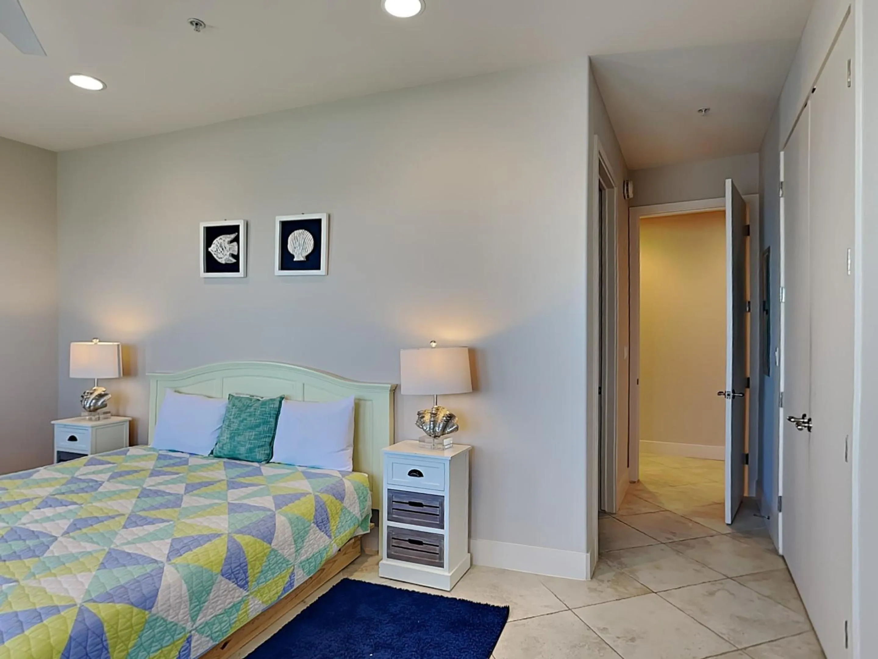 Property building, Bed in Diamond Beach 701-Queen of Diamonds