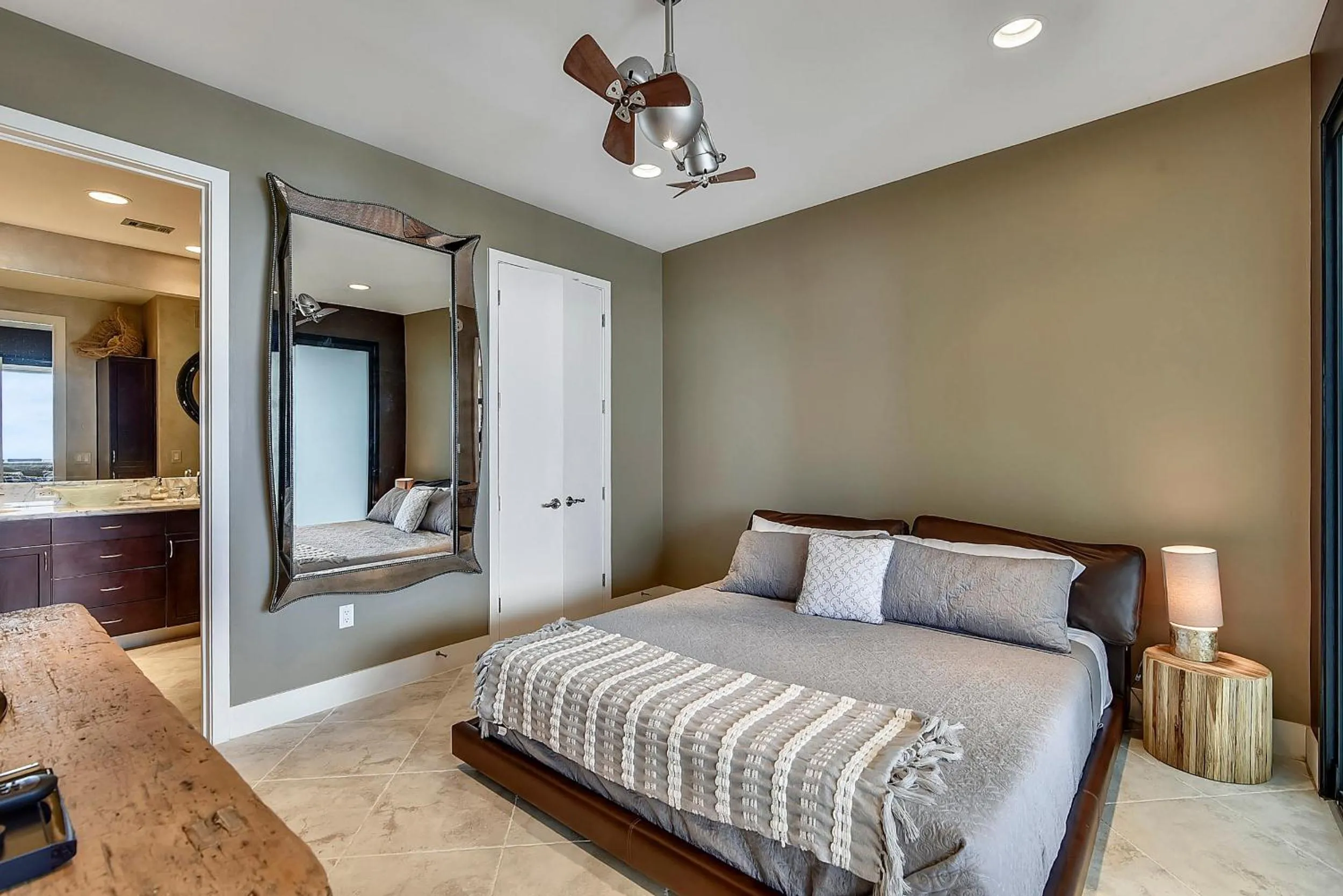 Bedroom, Bed in Diamond Beach 708-Kohinoor