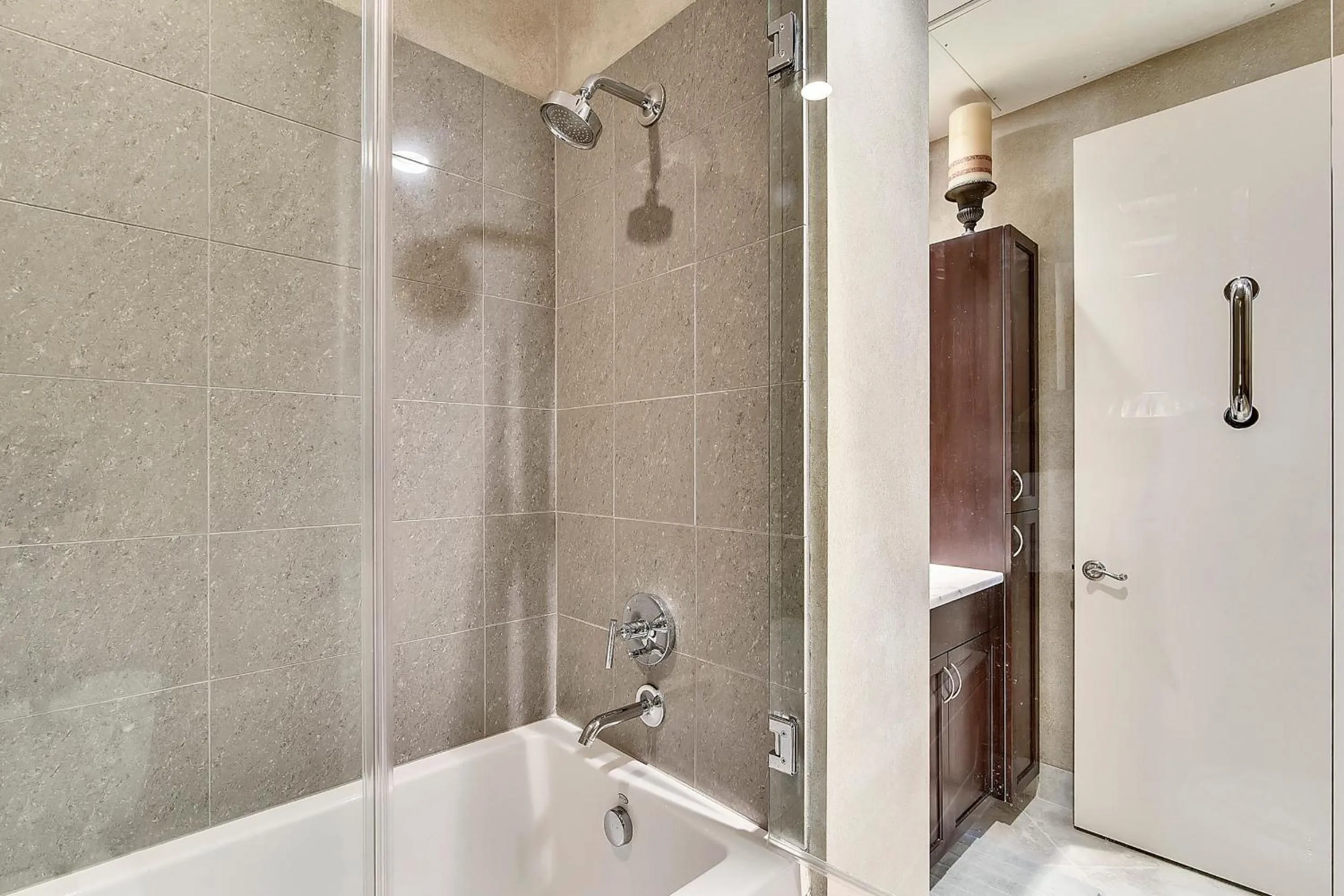 Bathroom in Diamond Beach 708-Kohinoor