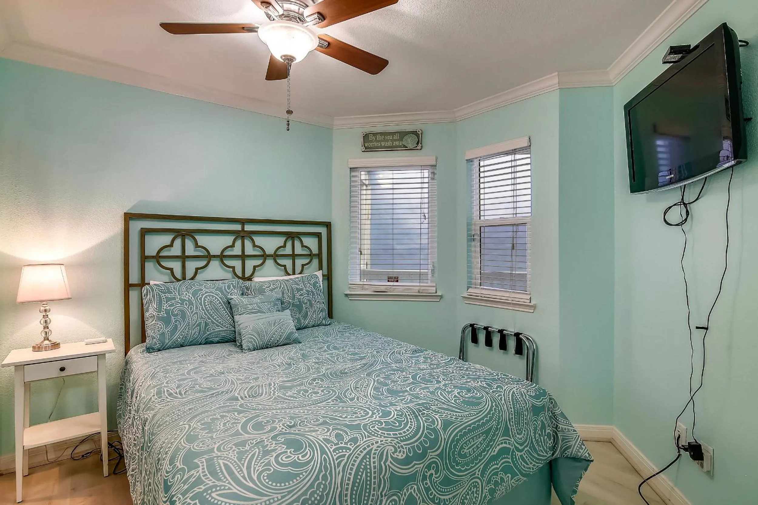 Bedroom, Bed in Seascape 1307-A Sunny Seahorse