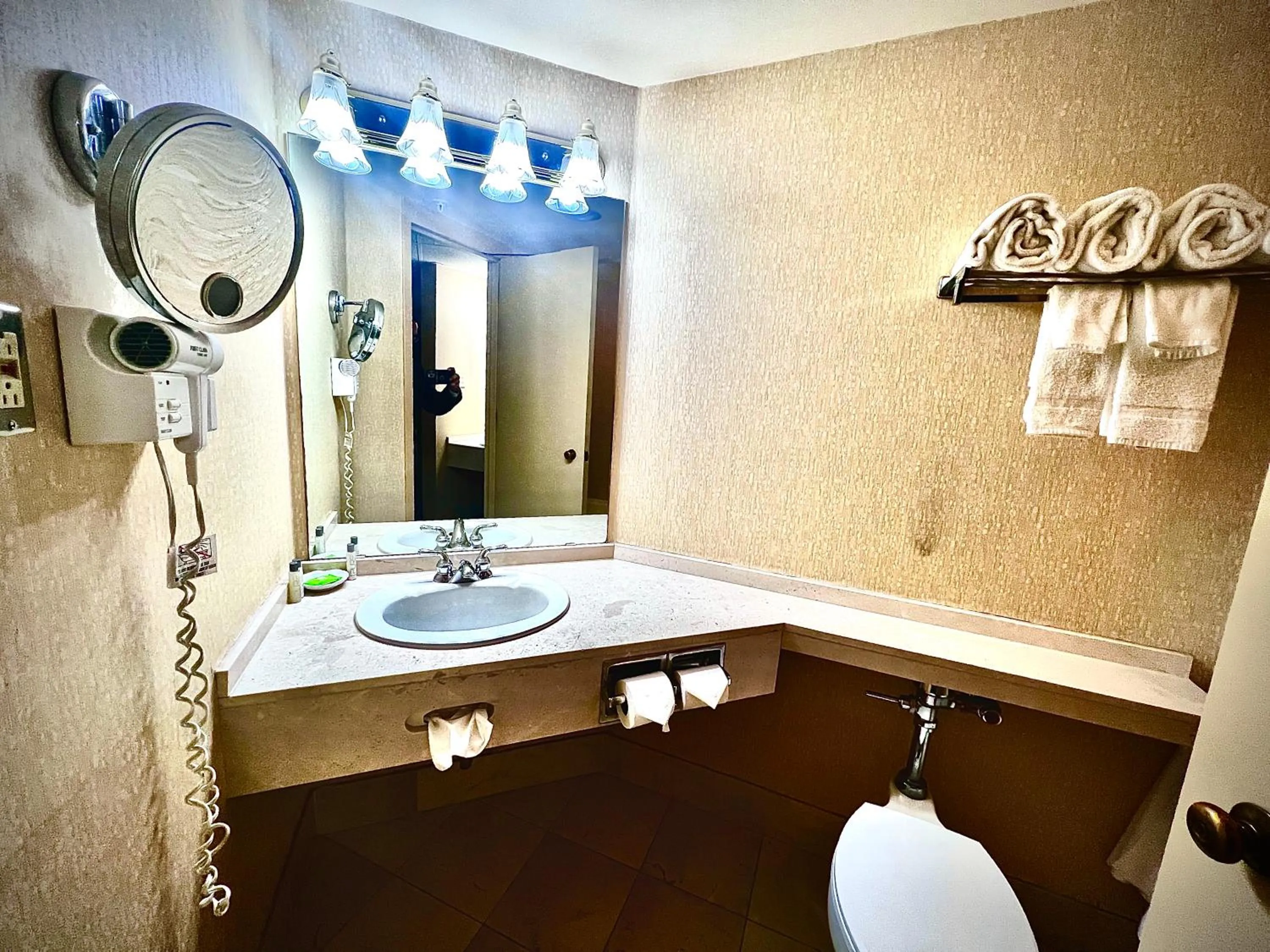 Shower in Hotel Mead Resorts & Conventions Center