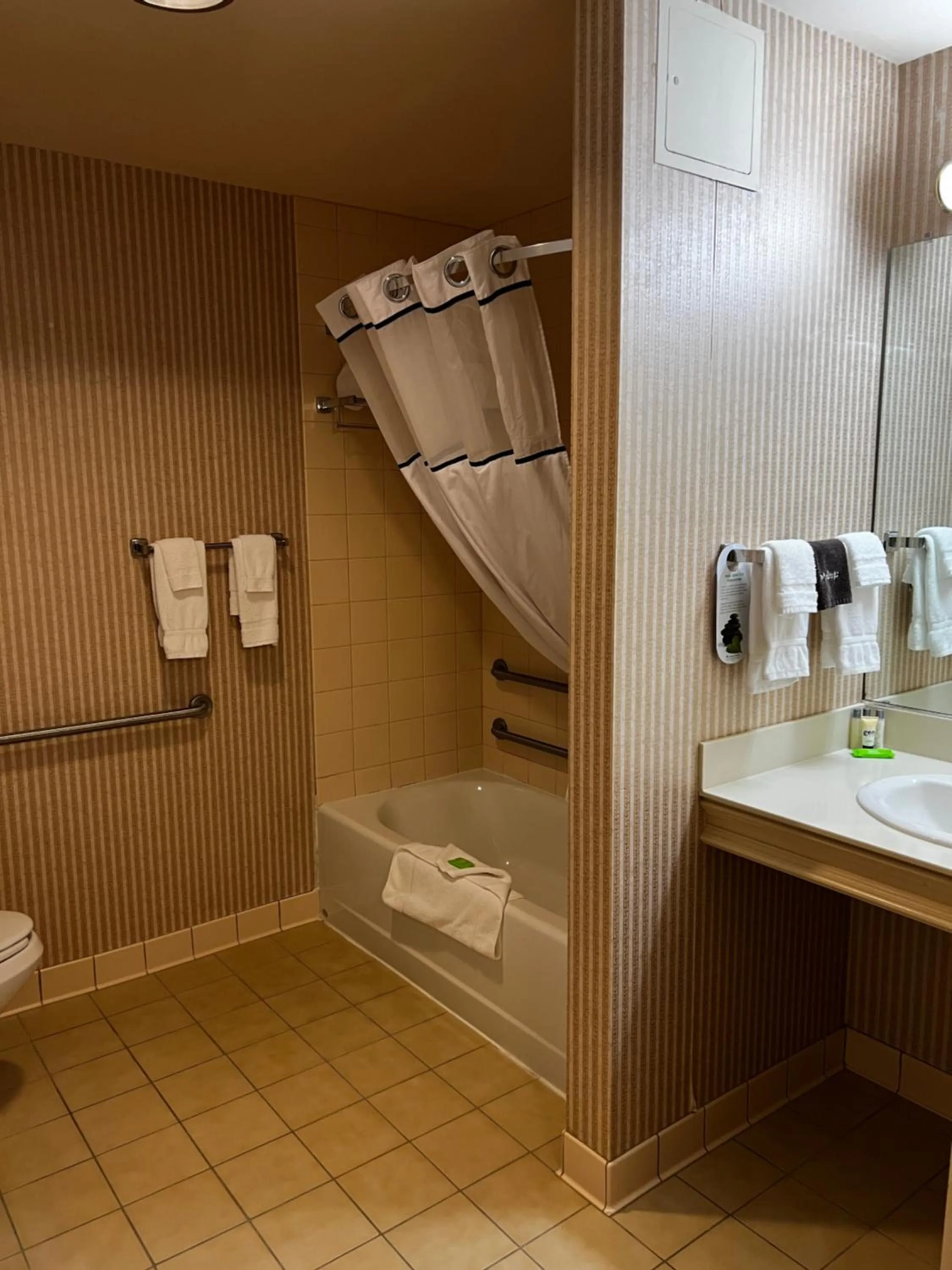 Shower in Hotel Mead Resorts & Conventions Center