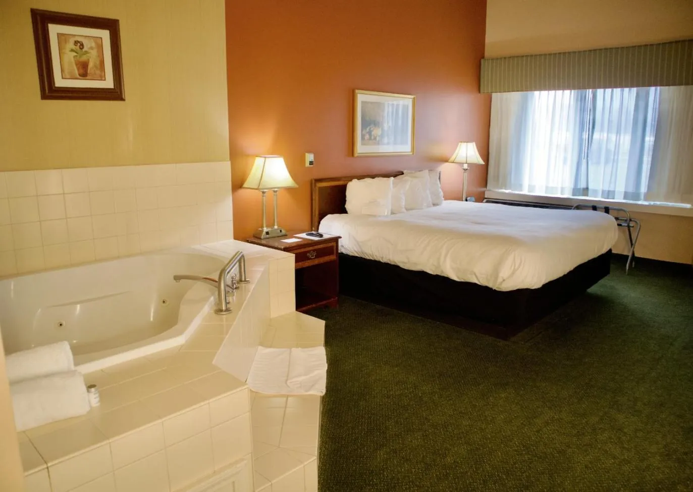 Bedroom, Bed in Hotel Mead Resorts & Conventions Center