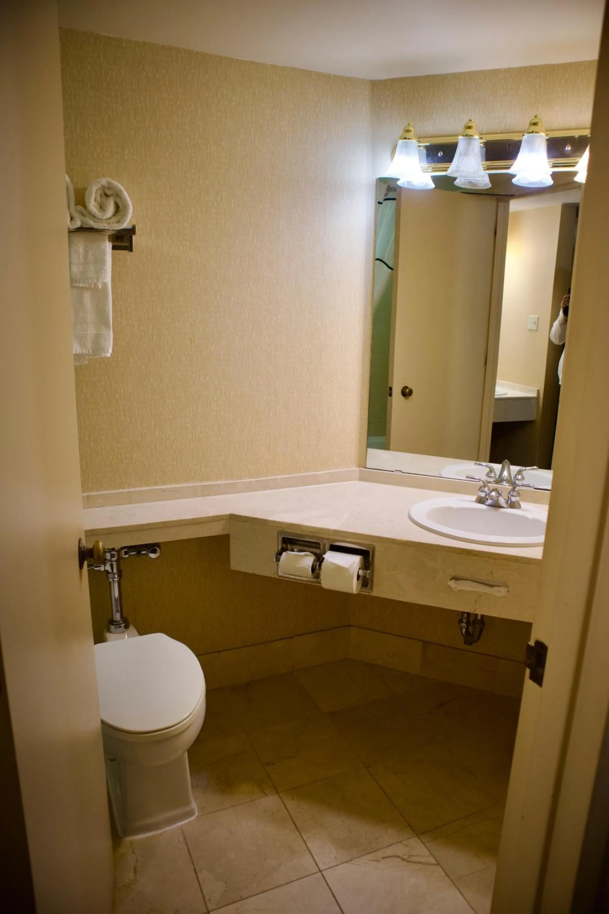 Bathroom in Hotel Mead Resorts & Conventions Center