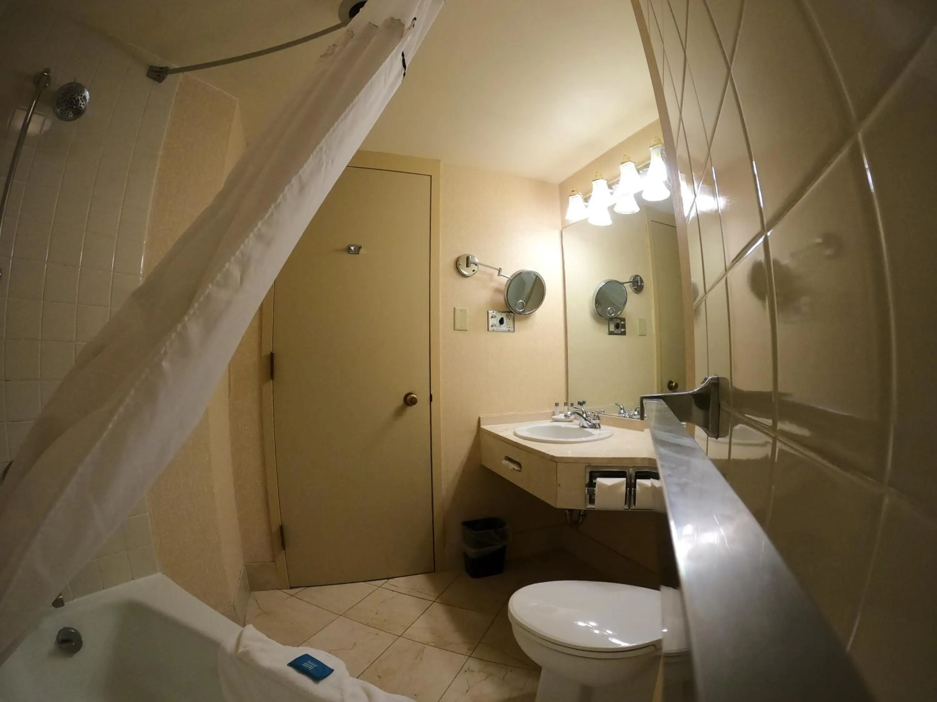 Bathroom in Hotel Mead Resorts & Conventions Center