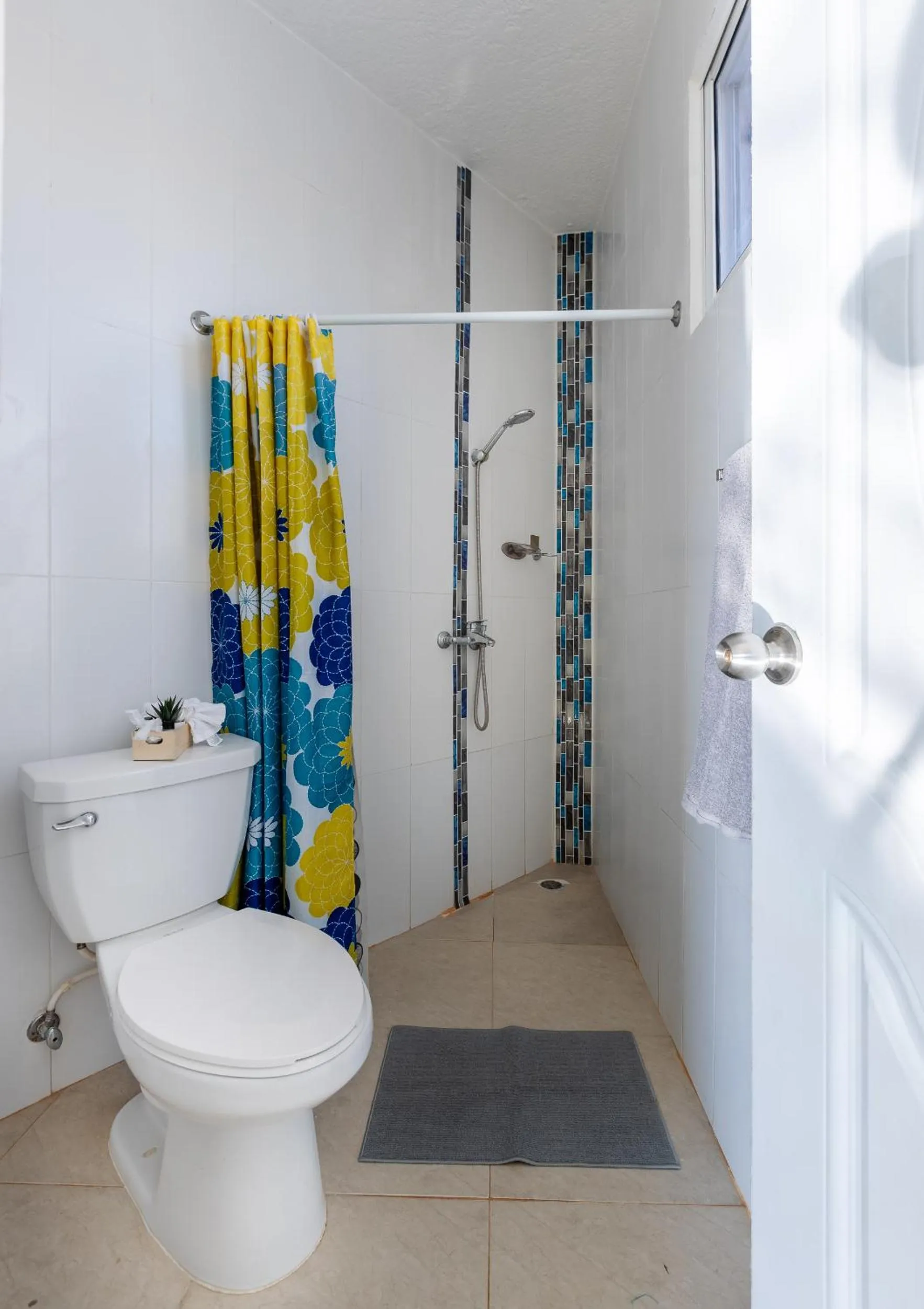 Shower in EDMA APARTAHOTEL