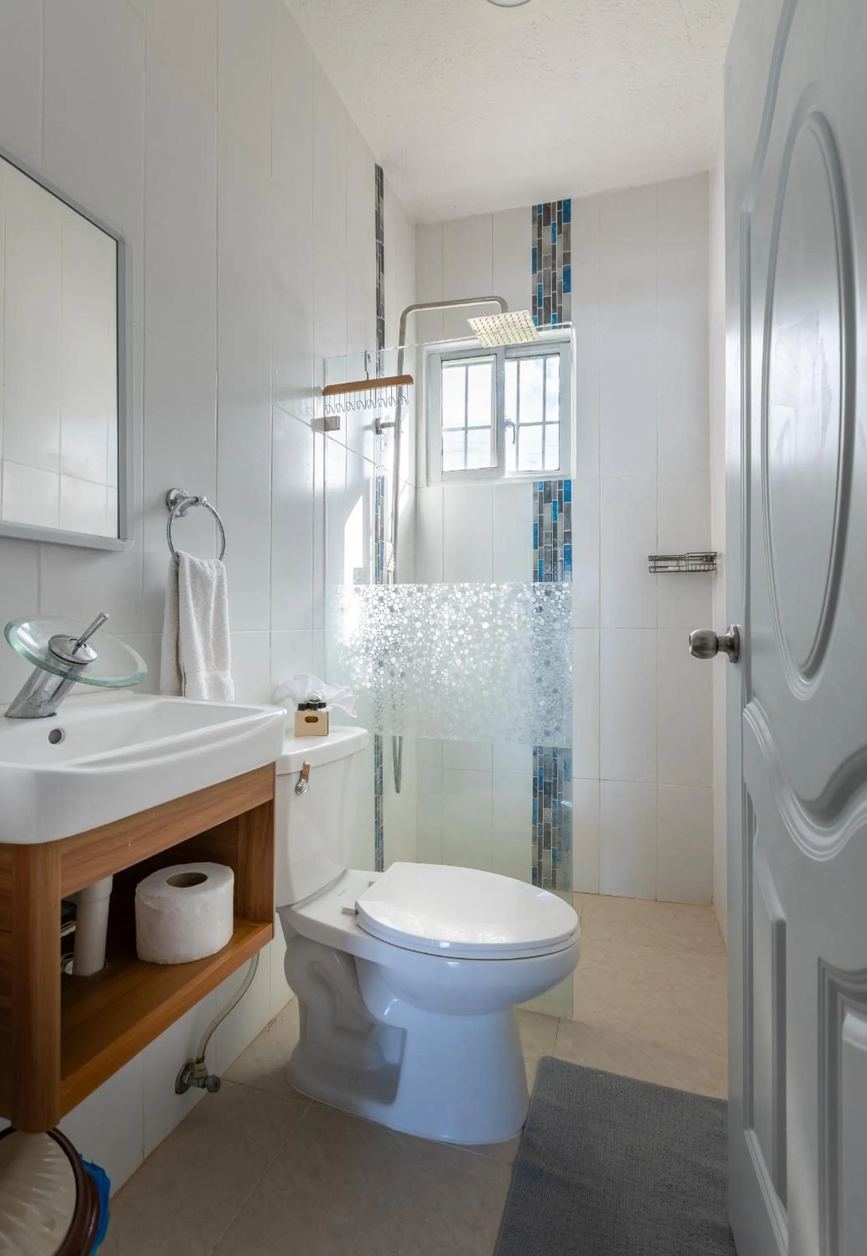 Shower in EDMA APARTAHOTEL