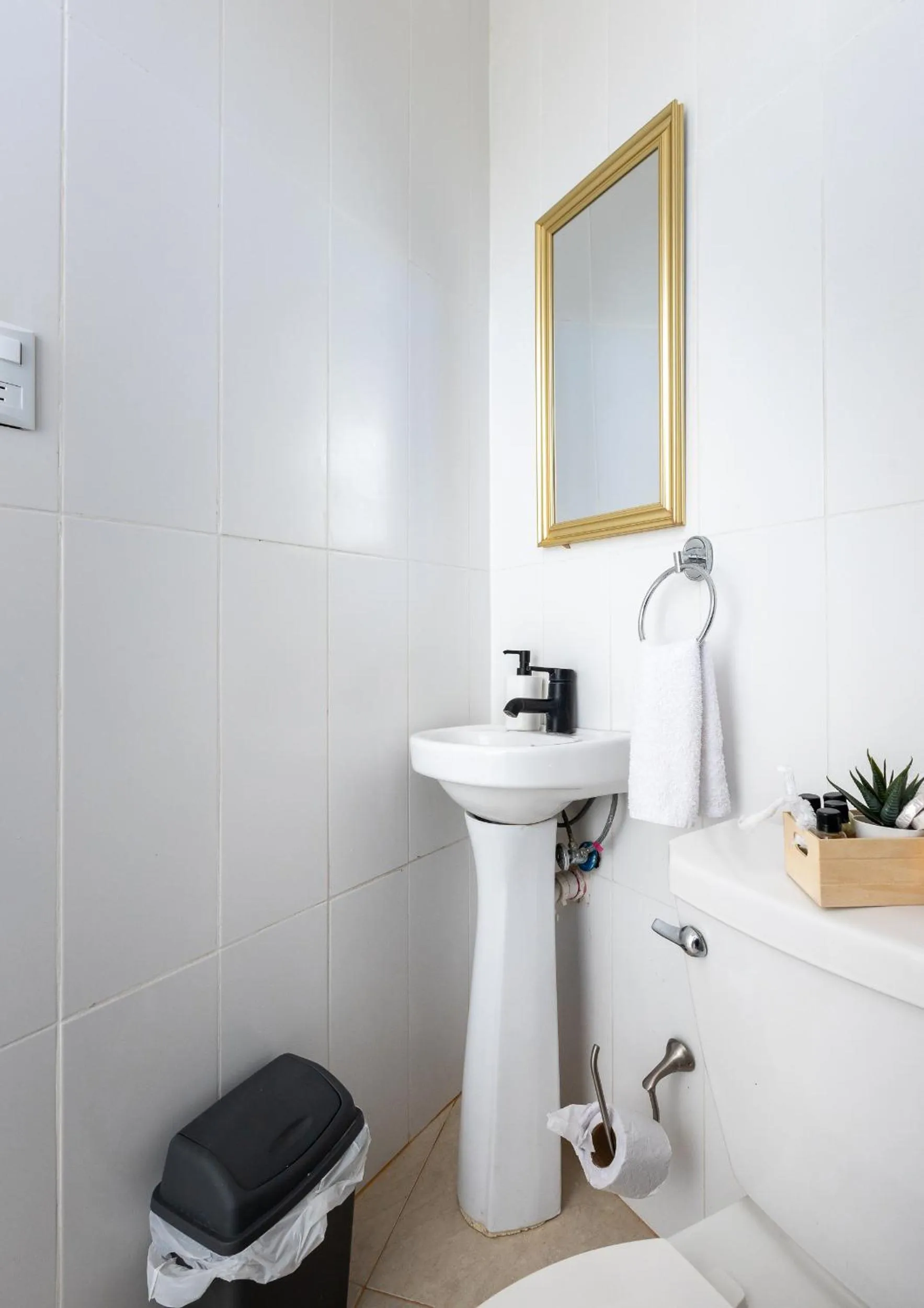 Toilet in EDMA APARTAHOTEL