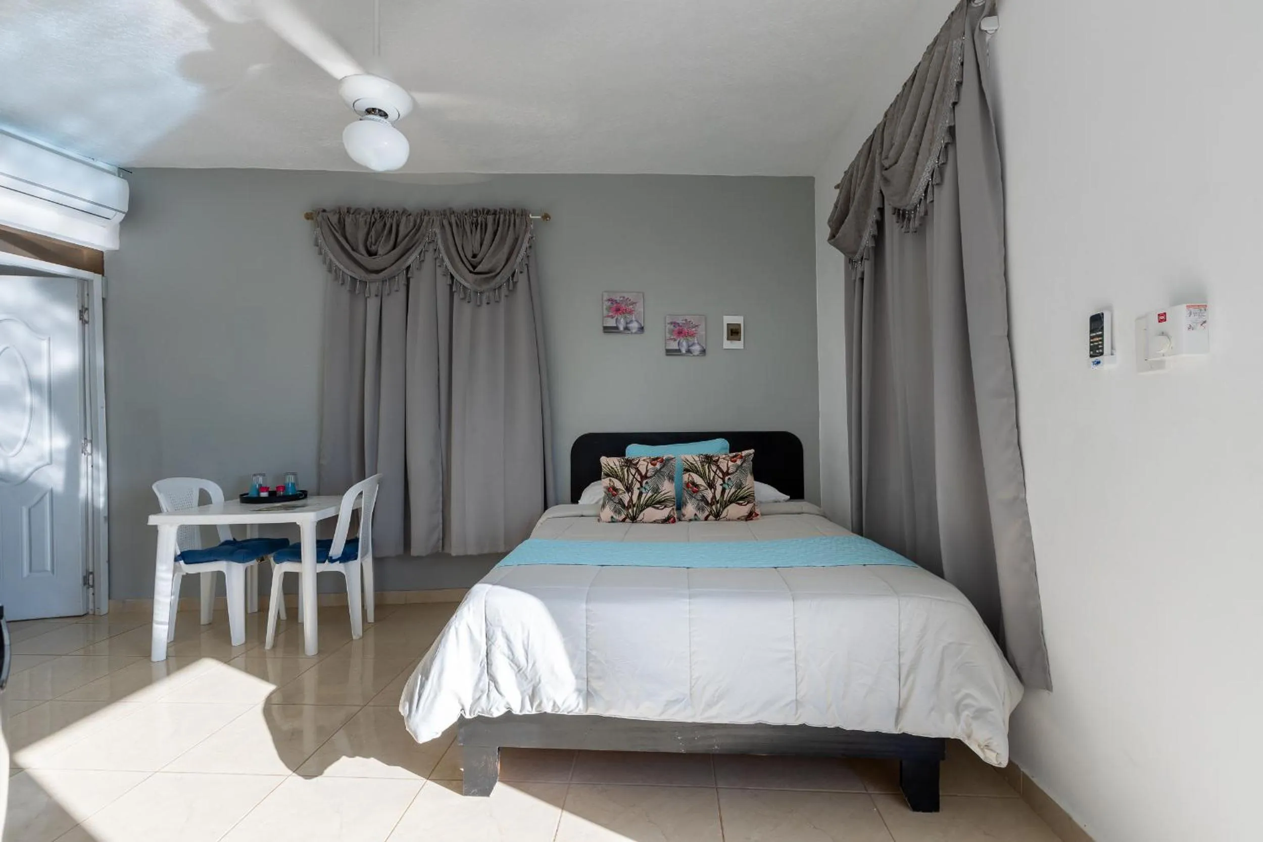 Bed in EDMA APARTAHOTEL