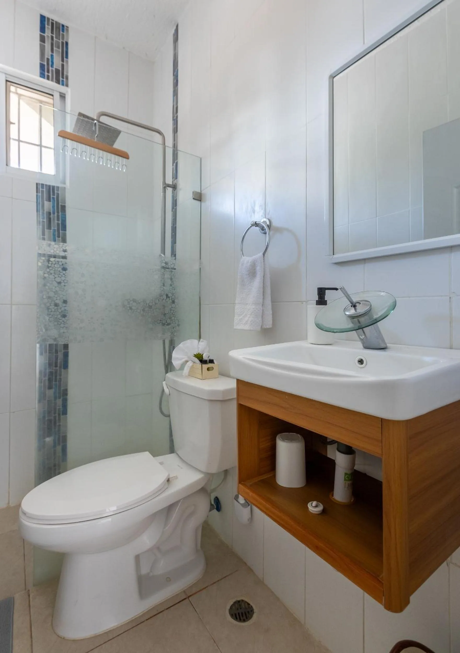 Shower in EDMA APARTAHOTEL