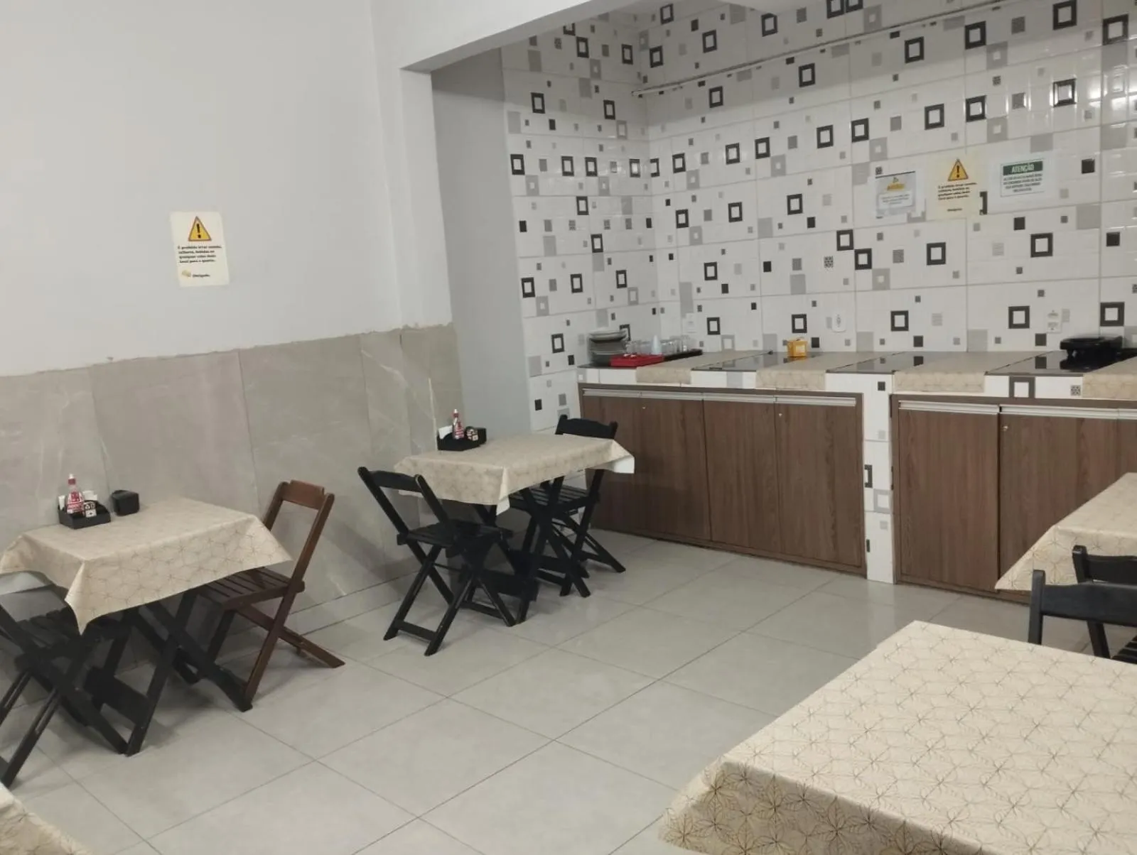 Restaurant/places to eat in Hotel off