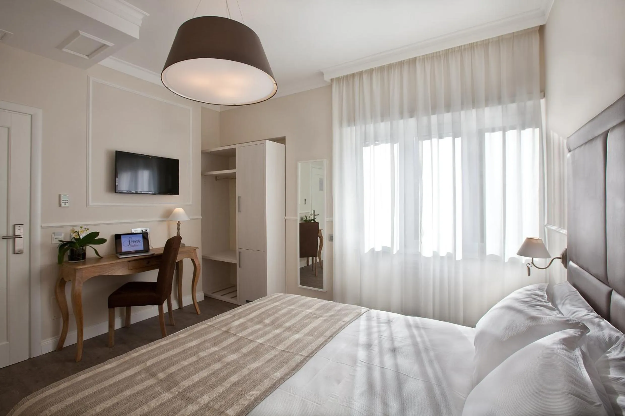 Photo of the whole room, Bed in Seven Suites