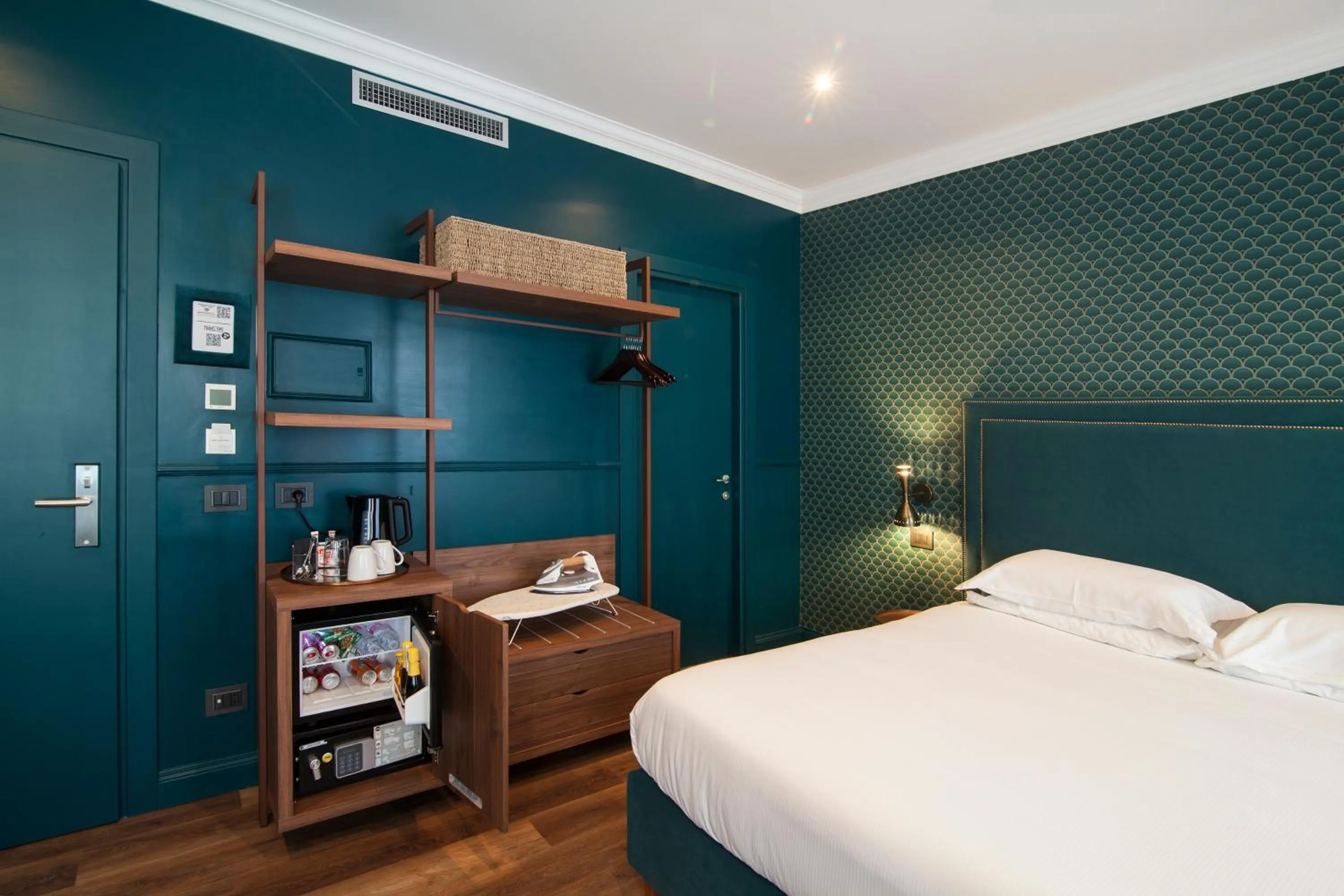 Coffee/tea facilities, Bed in Seven Suites