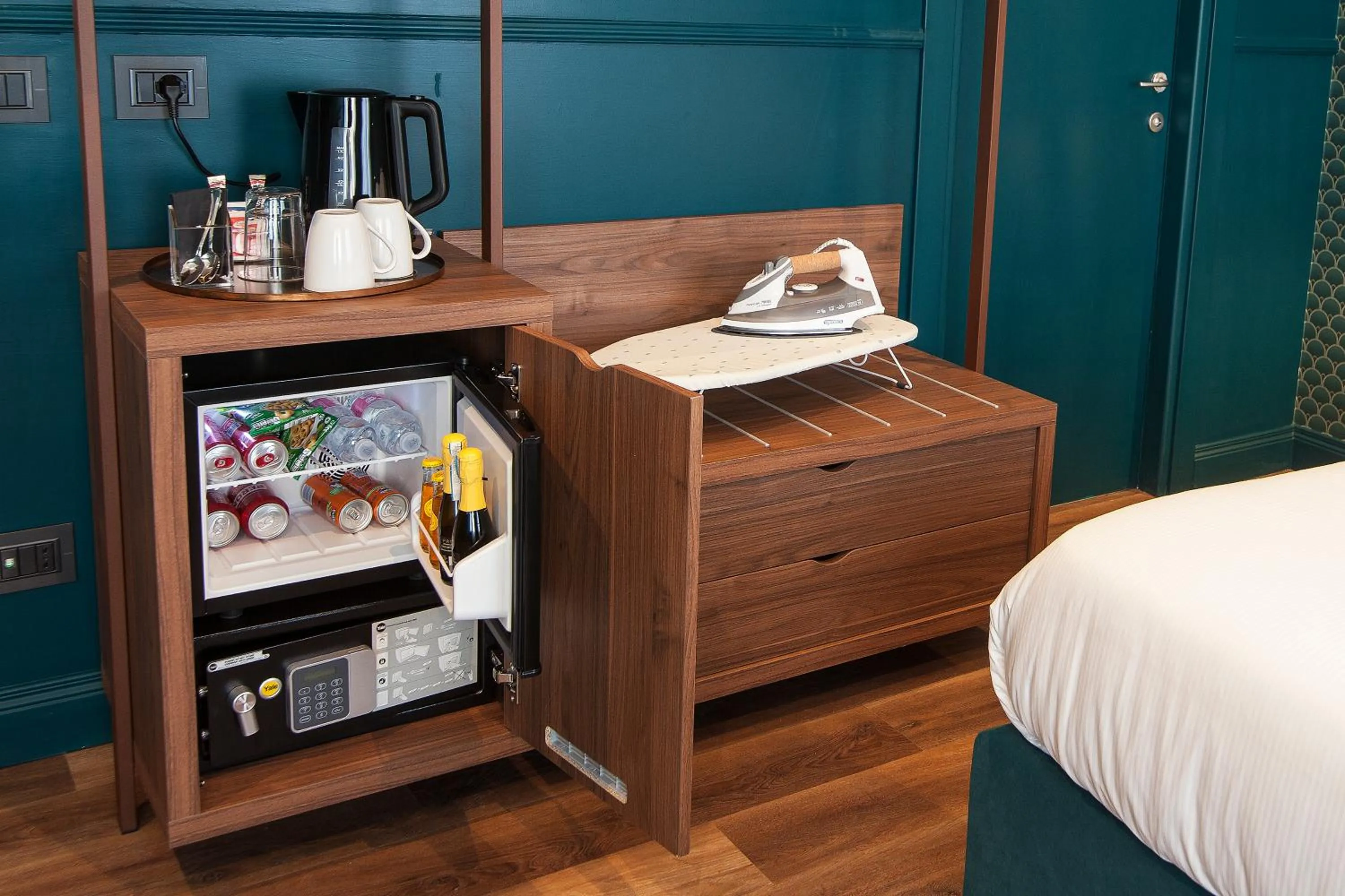 Coffee/tea facilities, Bed in Seven Suites