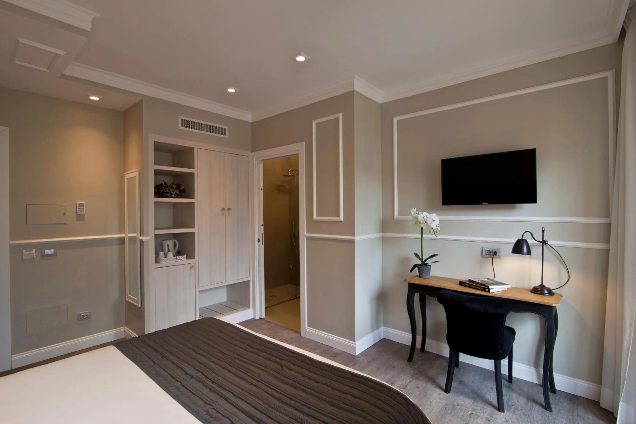 Photo of the whole room in Seven Suites