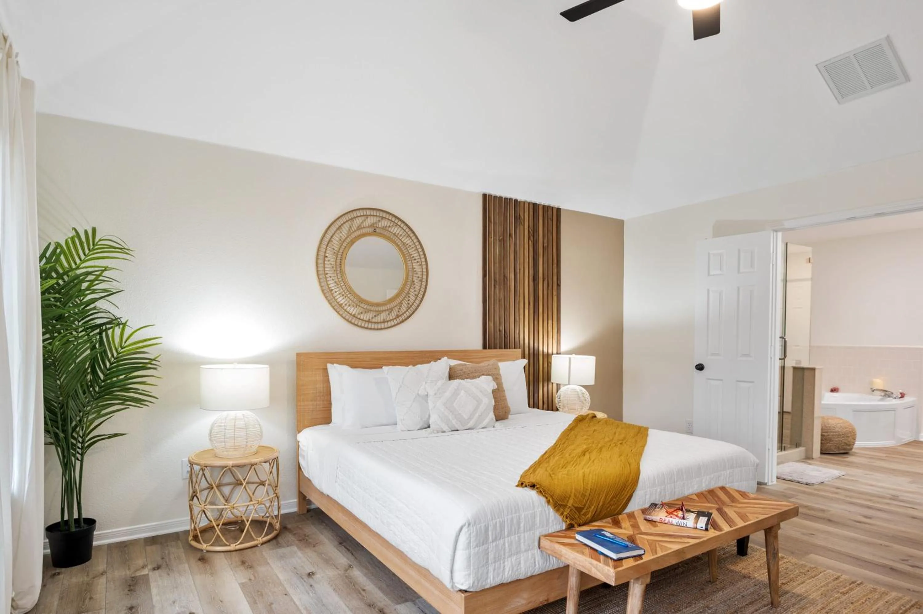 Bed in Lake Marble Falls Waterfront, House, Wet Slip, Huge Yard