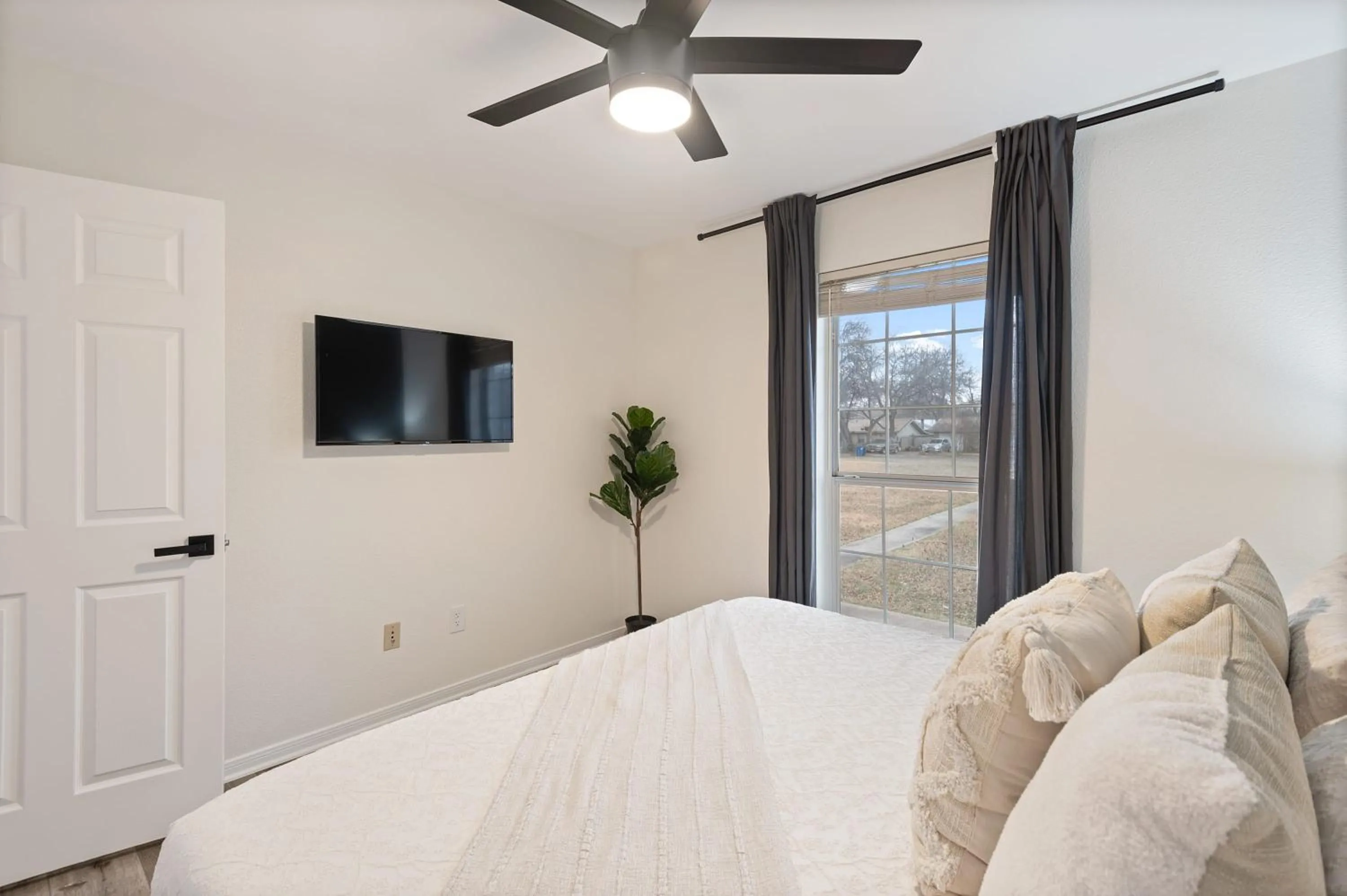 Bed in Lake Marble Falls Waterfront, House, Wet Slip, Huge Yard