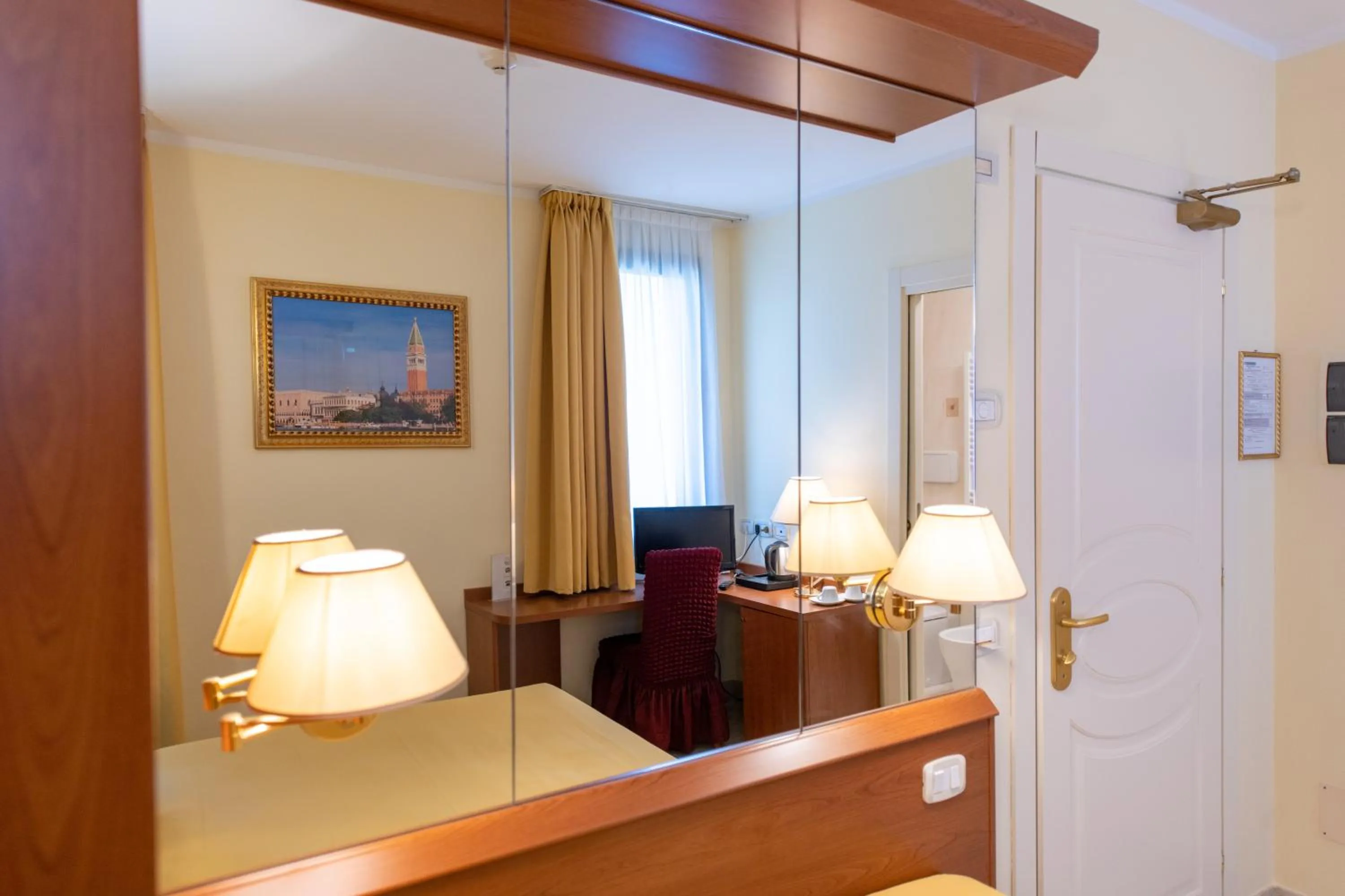 Bed in Hotel Ambasciata Venice - Atika & Atif