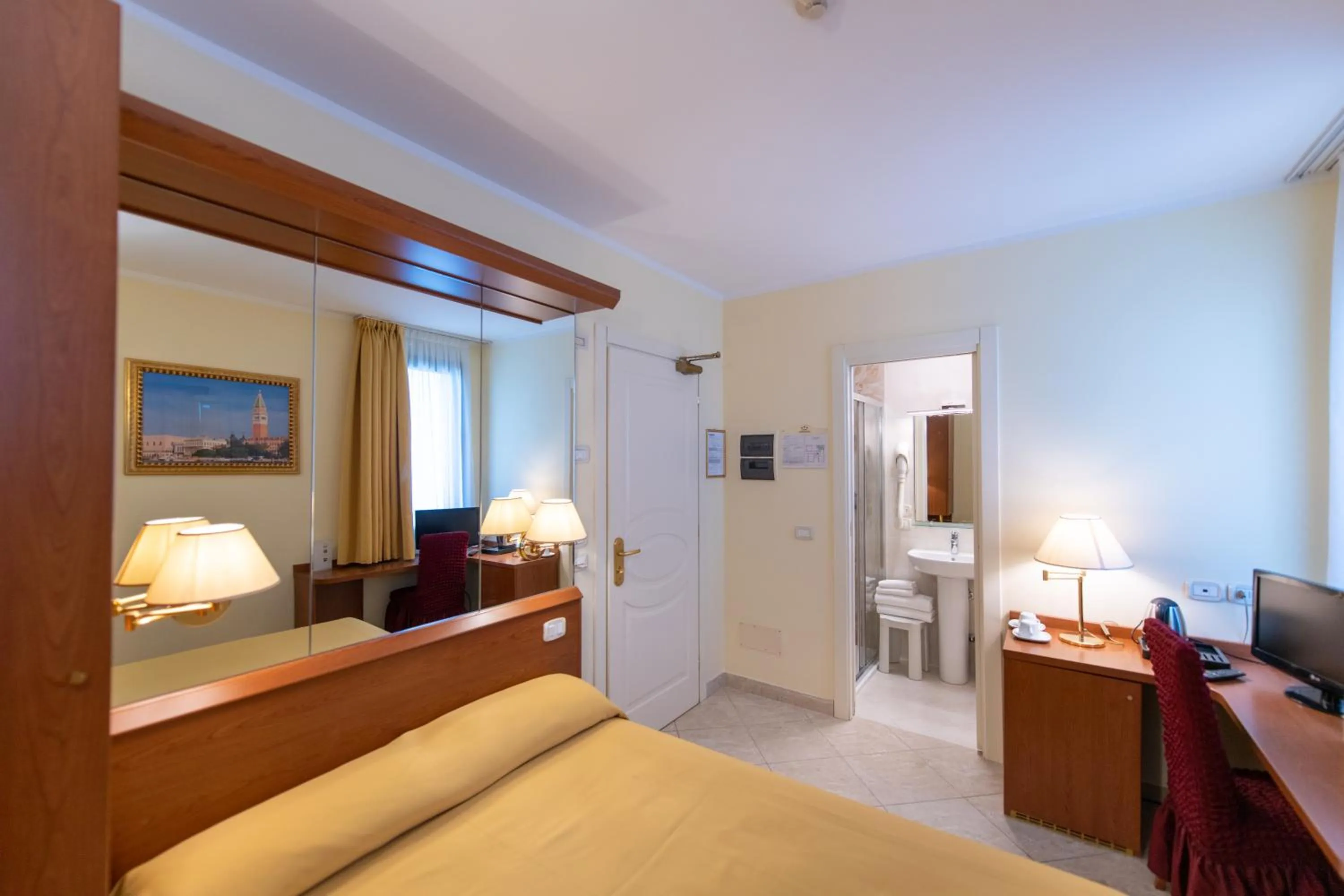 Bed in Hotel Ambasciata Venice - Atika & Atif