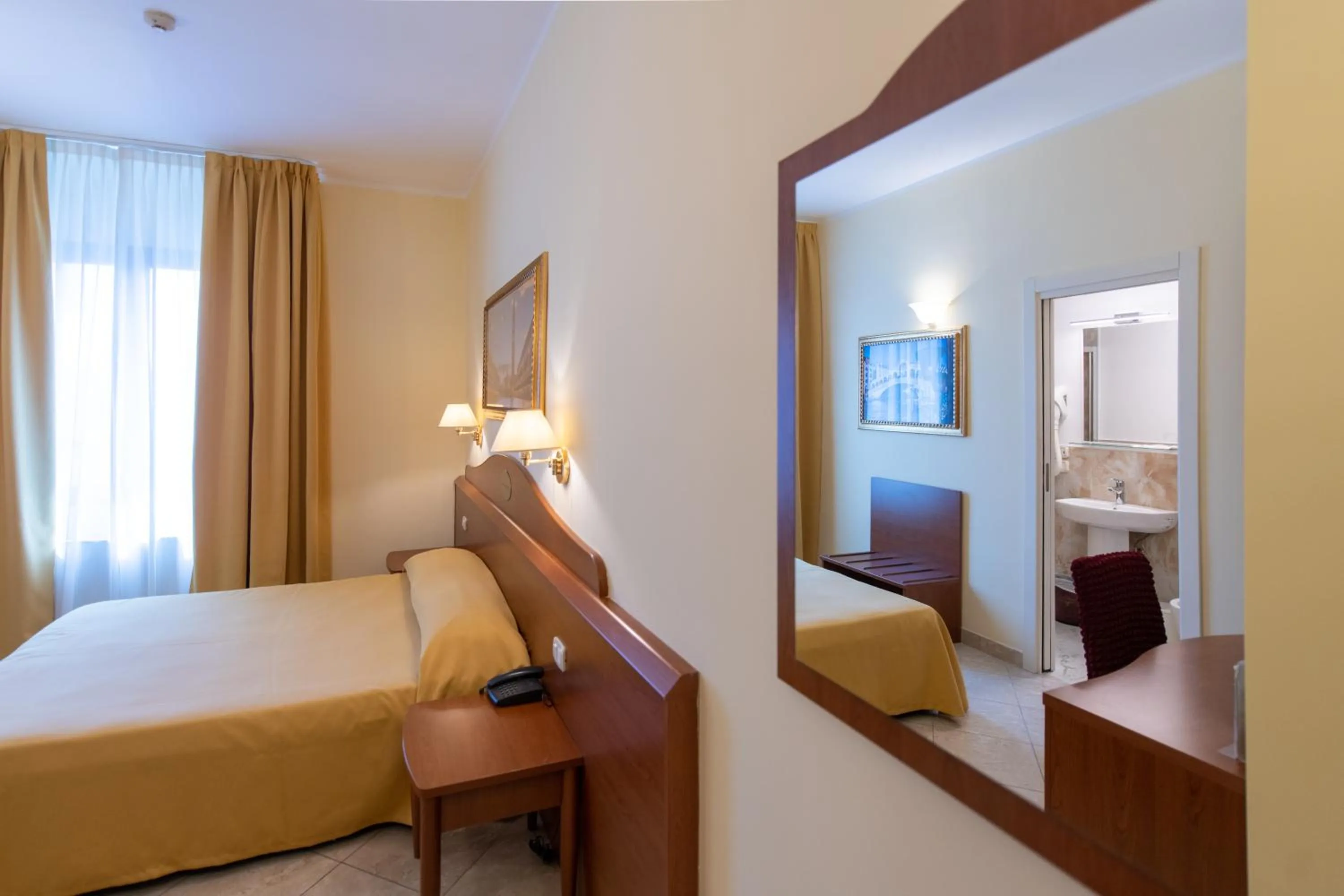 Bed in Hotel Ambasciata Venice - Atika & Atif