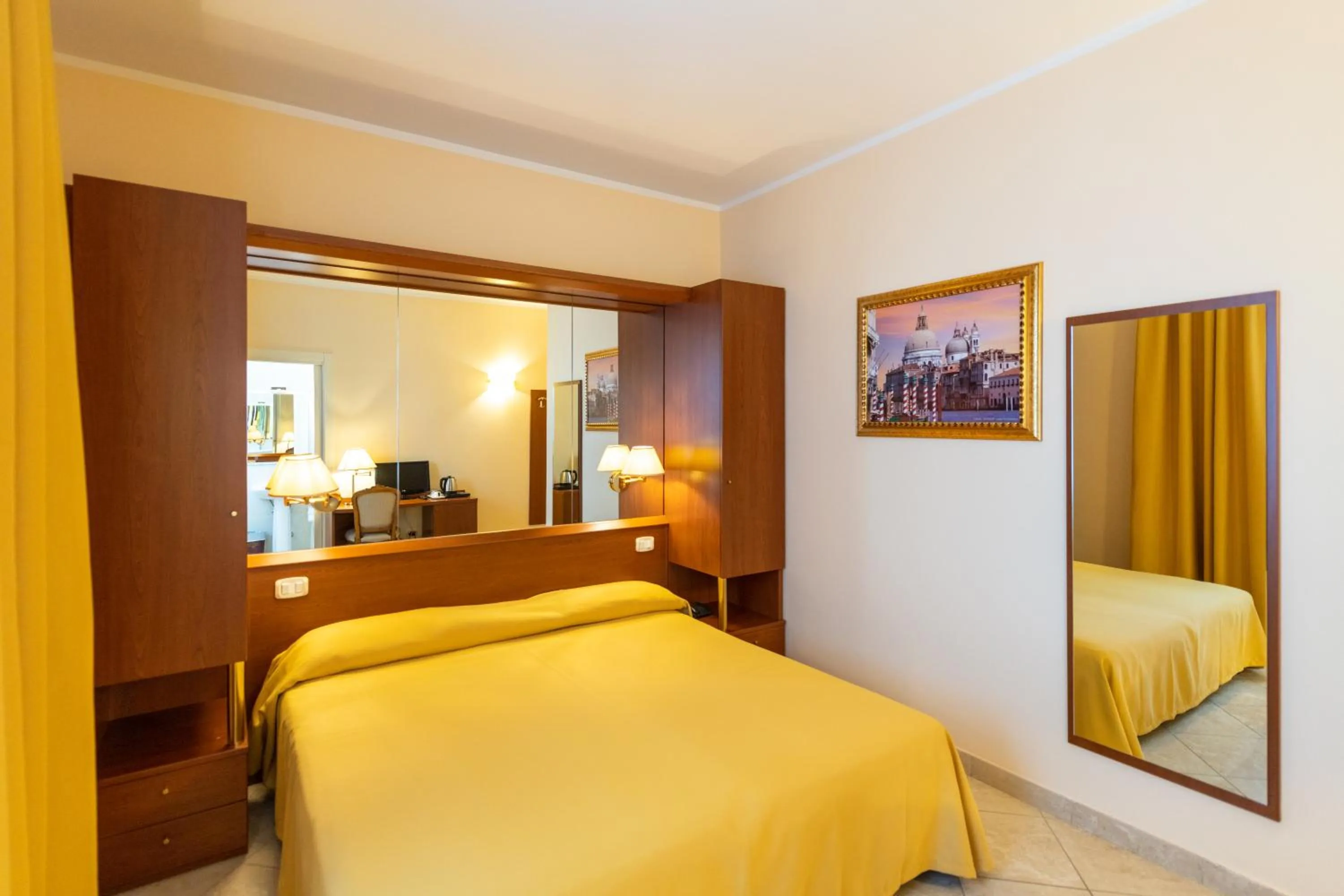 Photo of the whole room, Bed in Hotel Ambasciata Venice - Atika & Atif