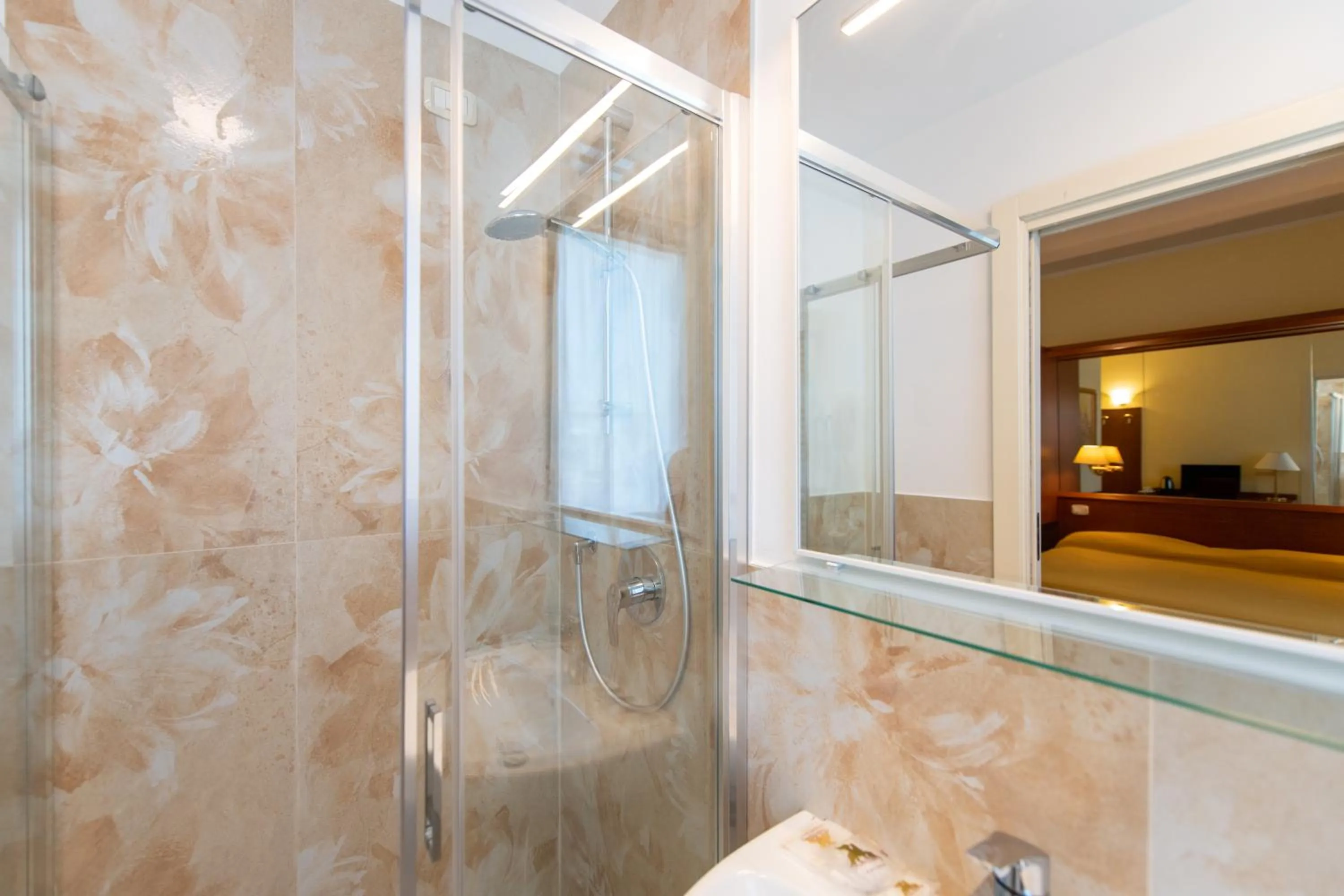 Shower in Hotel Ambasciata Venice - Atika & Atif