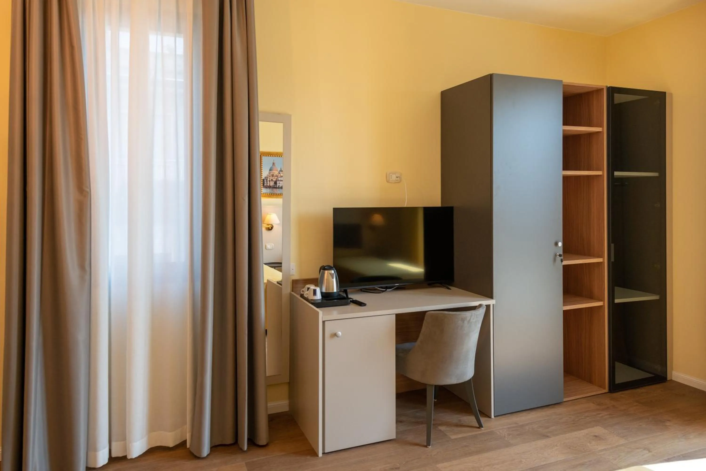 TV and multimedia in Hotel Ambasciata Venice - Atika & Atif